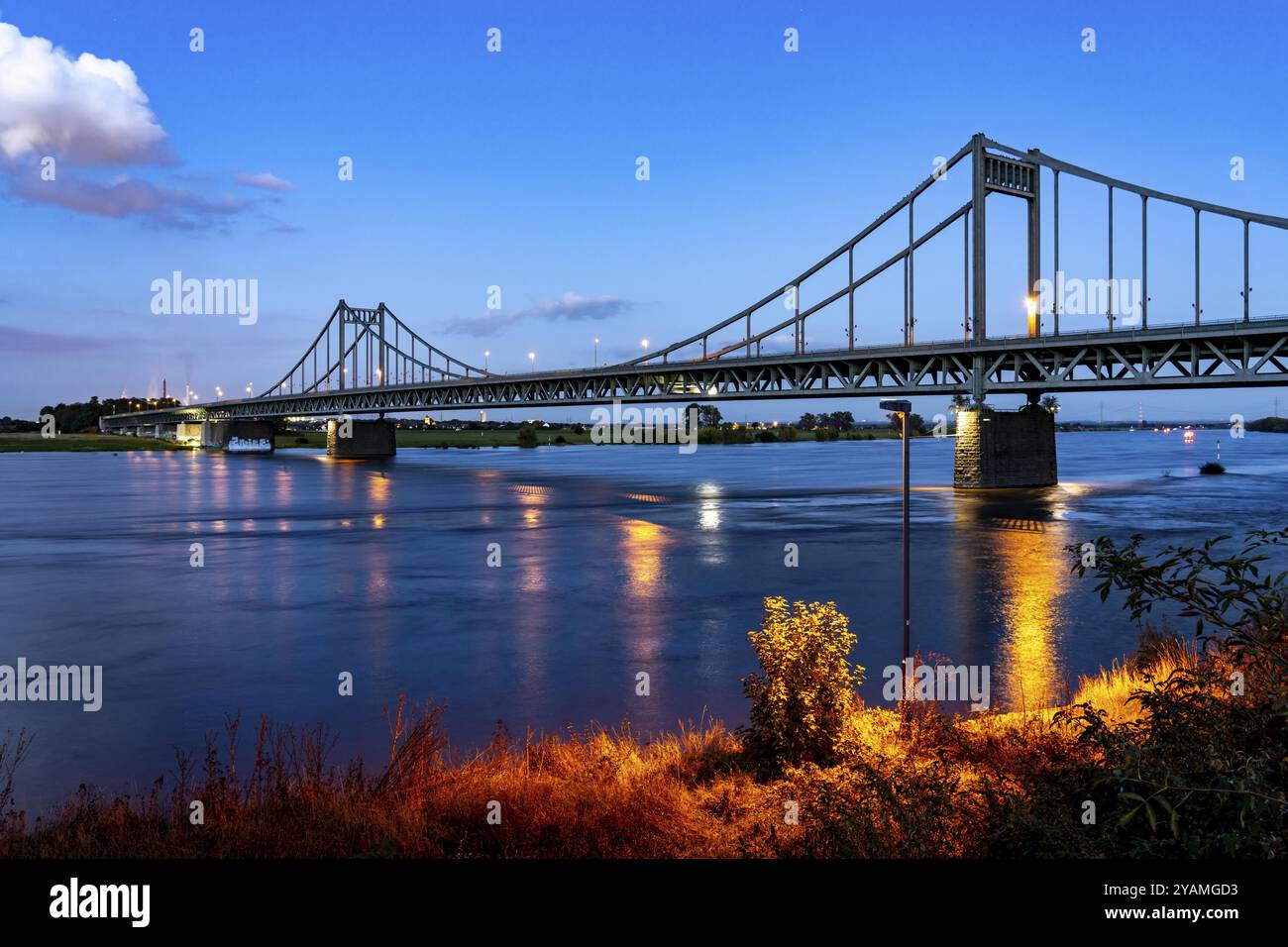 Ponte Krefeld-Uerdingen sul Reno, ponte stradale fatiscente, uso limitato dei veicoli, in fase di ristrutturazione, da sostituire, Krefeld, North Rhine-We Foto Stock