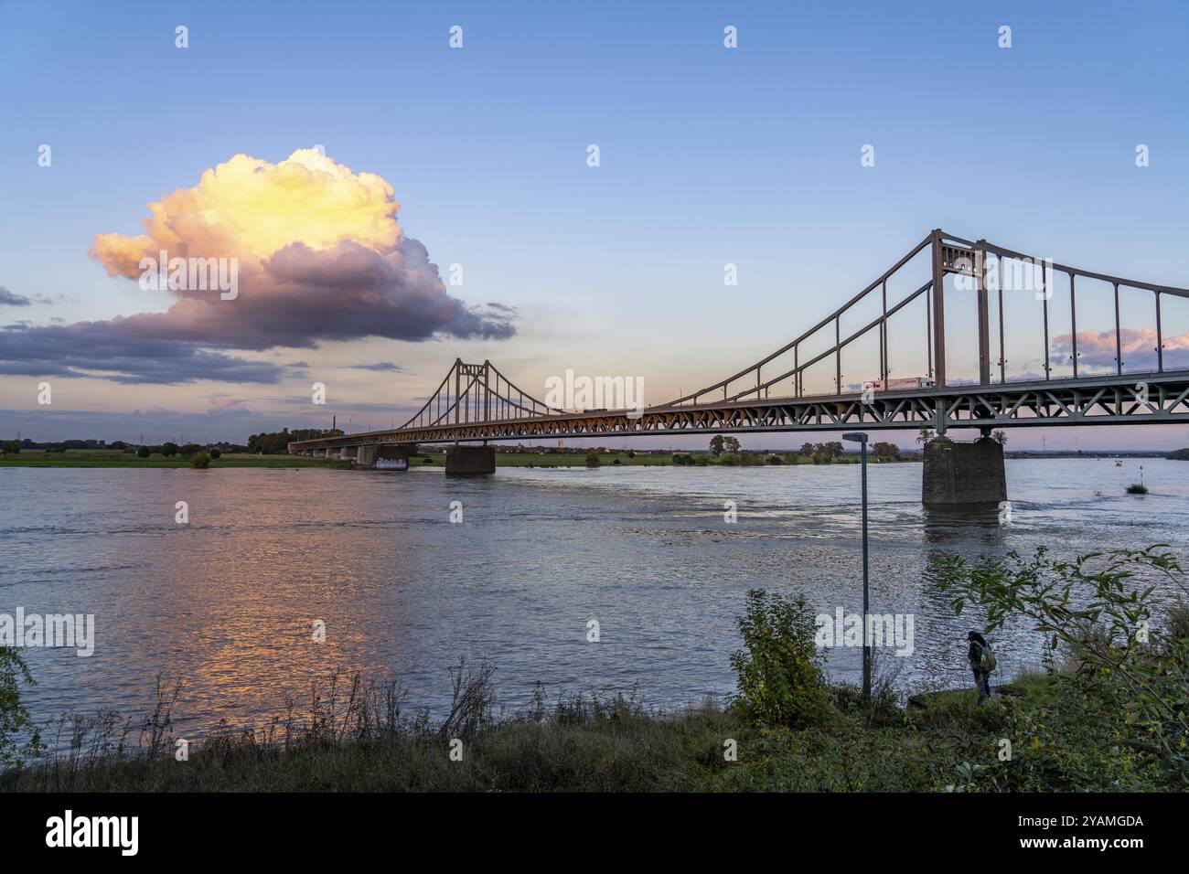 Ponte Krefeld-Uerdingen sul Reno, ponte stradale fatiscente, uso limitato dei veicoli, in fase di ristrutturazione, da sostituire, Krefeld, North Rhine-We Foto Stock