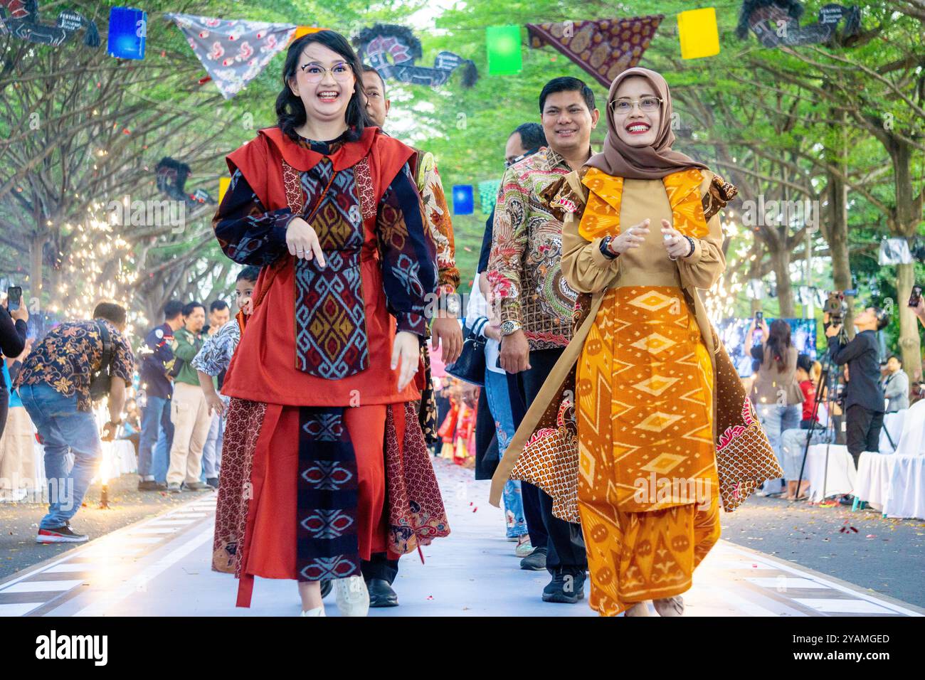 Eriani Annisa al secondo Kediri Fashion Batik Festival 'Kadhiri Tutur Wikara' in Indonesia. Foto Stock