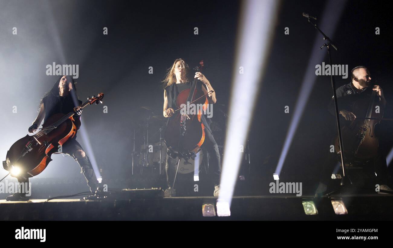 Perttu Kivilaakso, Eicca Toppinen e Paavo Loetjoenen da Apocalyptica live on Plays metallica Vol.2 Tour 2024 al Columbiahalle di Berlino il 13 Foto Stock