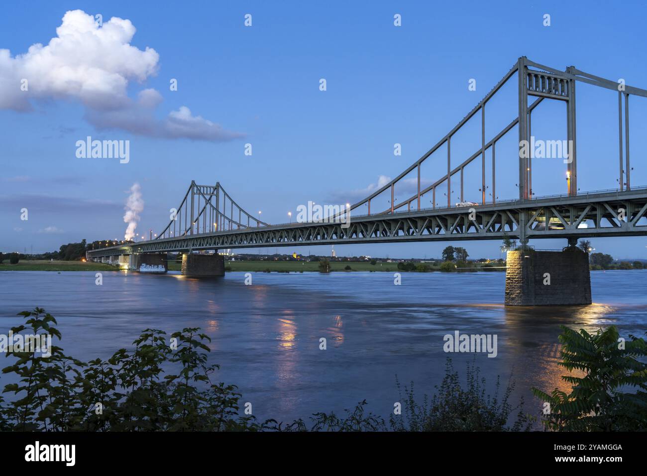 Ponte Krefeld-Uerdingen sul Reno, ponte stradale fatiscente, uso limitato dei veicoli, in fase di ristrutturazione, da sostituire, Krefeld, North Rhine-We Foto Stock