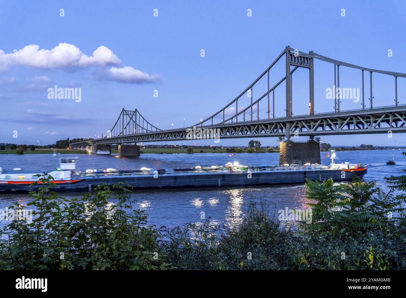 Ponte Krefeld-Uerdingen sul Reno, ponte stradale fatiscente, uso limitato dai veicoli, in fase di ristrutturazione, da sostituire, cargo che entra nel Foto Stock