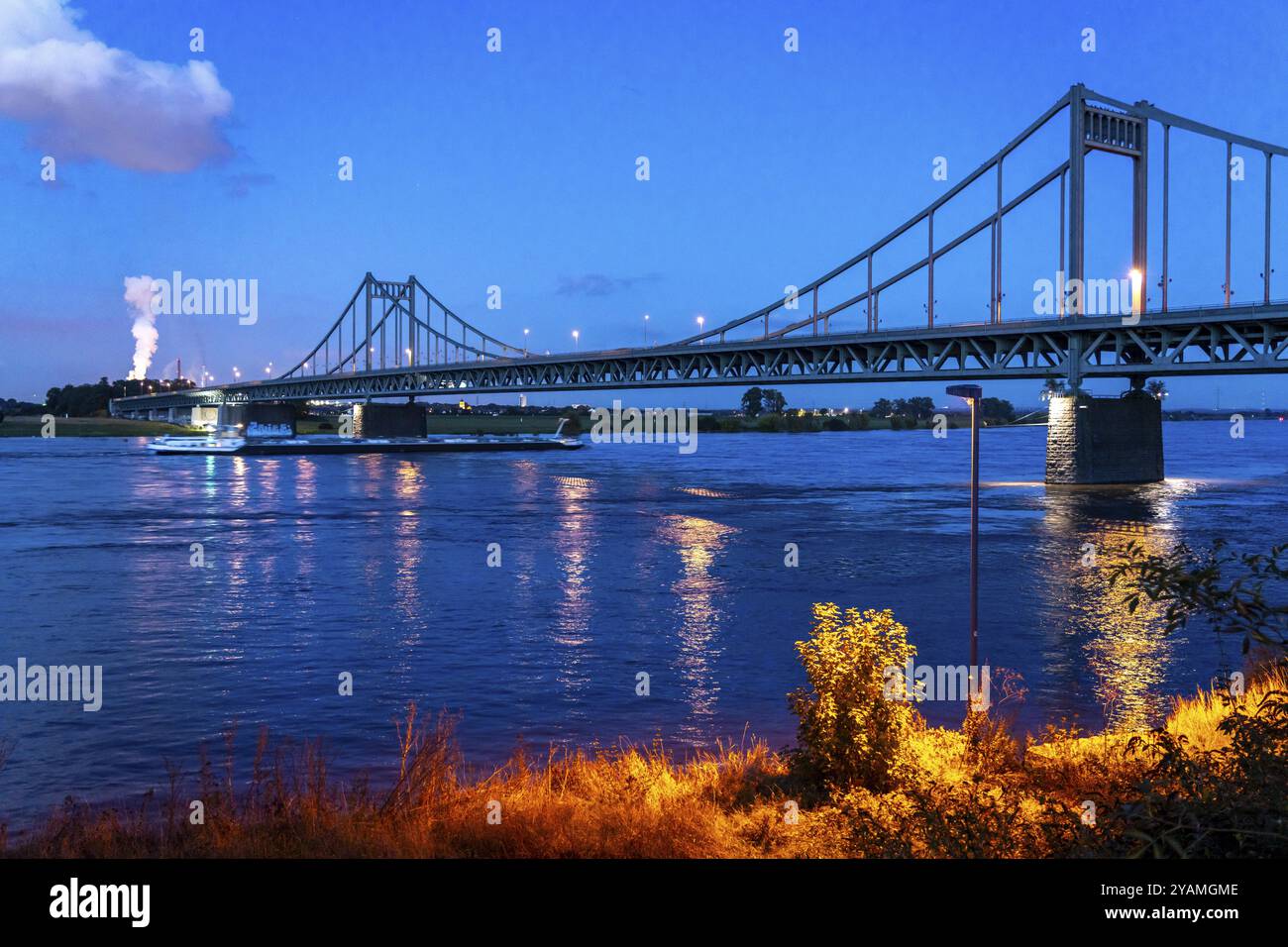 Ponte Krefeld-Uerdingen sul Reno, ponte stradale fatiscente, uso limitato dei veicoli, in fase di ristrutturazione, da sostituire, Krefeld, North Rhine-We Foto Stock