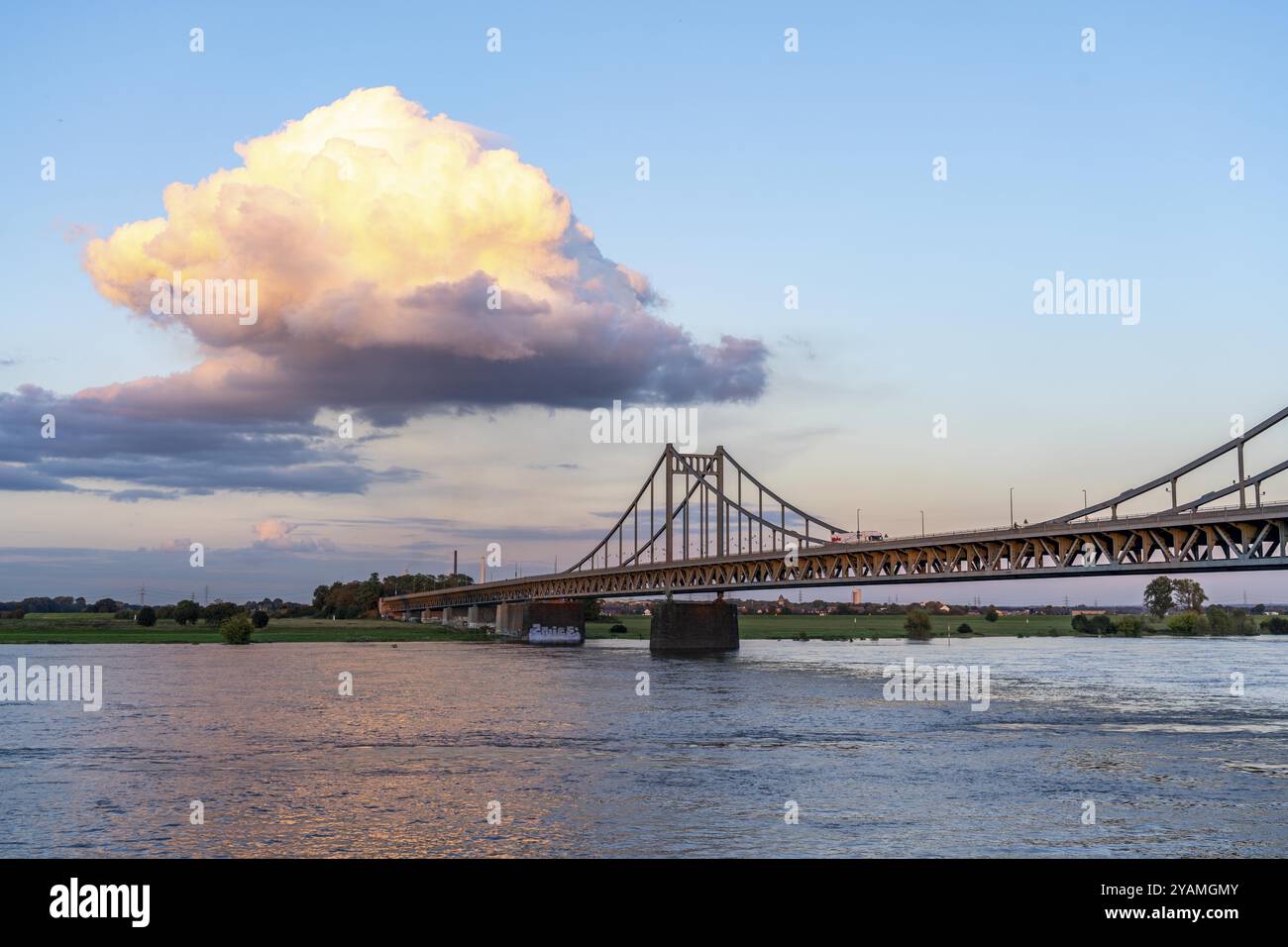 Ponte Krefeld-Uerdingen sul Reno, ponte stradale fatiscente, uso limitato dei veicoli, in fase di ristrutturazione, da sostituire, Krefeld, North Rhine-We Foto Stock