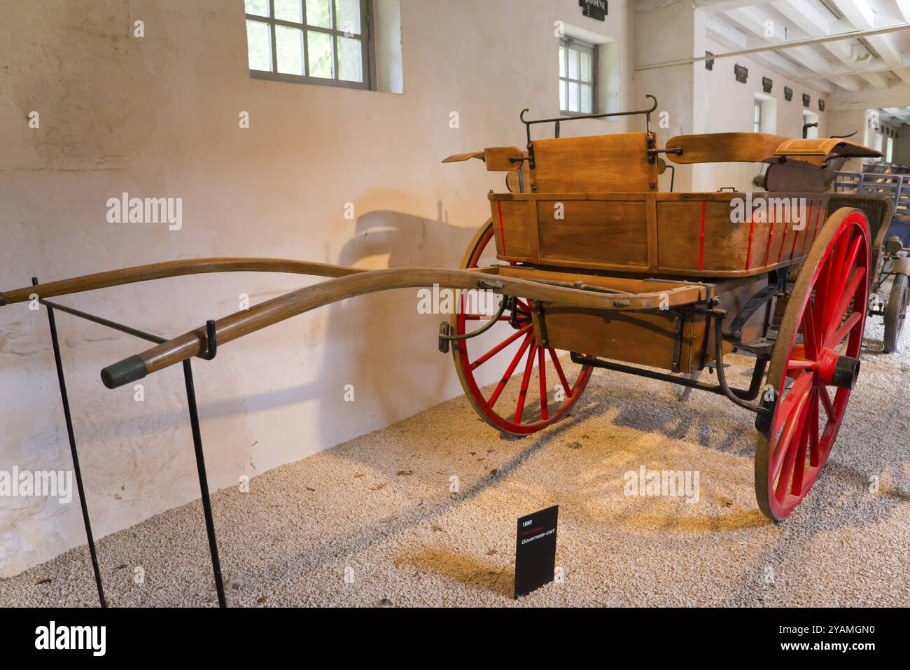 Storica carrozza in legno con ruote rosse in una sala espositiva museo, carrozza Tonneau della governante, 1880, Galleria delle carrozze, Castello di Chenonceau Foto Stock