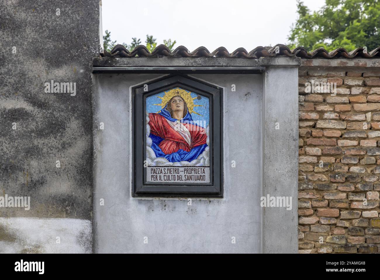 Chiesa Parrocchiale di San Pietro, chiesa con numerosi mosaici marmorei sulla facciata. Pizzighettone, Lombardia, Italia, Europa Foto Stock