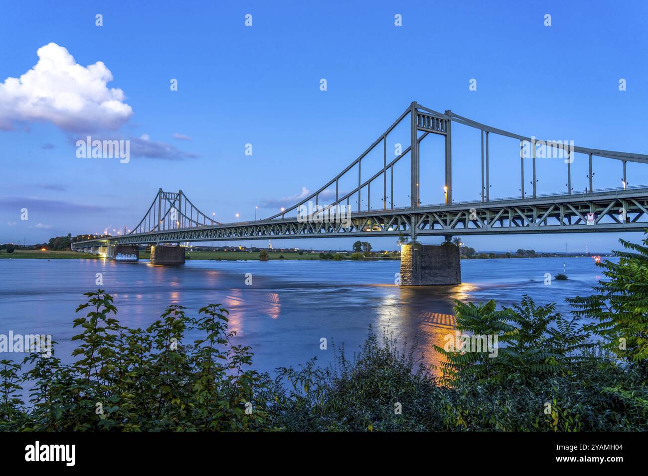 Ponte Krefeld-Uerdingen sul Reno, ponte stradale fatiscente, uso limitato dei veicoli, in fase di ristrutturazione, da sostituire, Krefeld, North Rhine-We Foto Stock