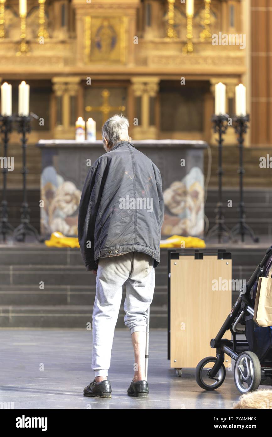 Un senzatetto mentalmente confuso nella chiesa, messa di famiglia con benedizione degli animali a St Agnes, Agneskirche, Colonia, Renania settentrionale-Vestfalia, tedesco Foto Stock