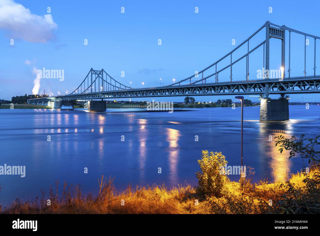 Ponte Krefeld-Uerdingen sul Reno, ponte stradale fatiscente, uso limitato dei veicoli, in fase di ristrutturazione, da sostituire, Krefeld, North Rhine-We Foto Stock