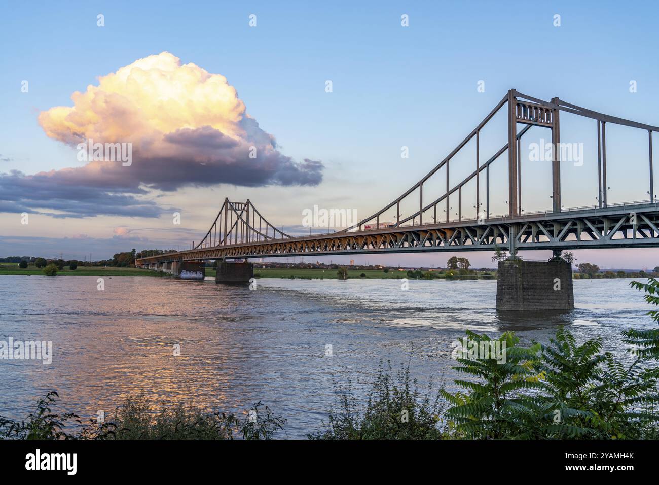 Ponte Krefeld-Uerdingen sul Reno, ponte stradale fatiscente, uso limitato dei veicoli, in fase di ristrutturazione, da sostituire, Krefeld, North Rhine-We Foto Stock