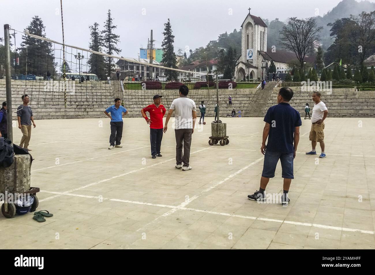 VIETNAM, SAPA, 17 NOVEMBRE: I vietnamiti giocano a volley fuori il 17 novembre 2016 a Sapa, Vietnam, Asia Foto Stock