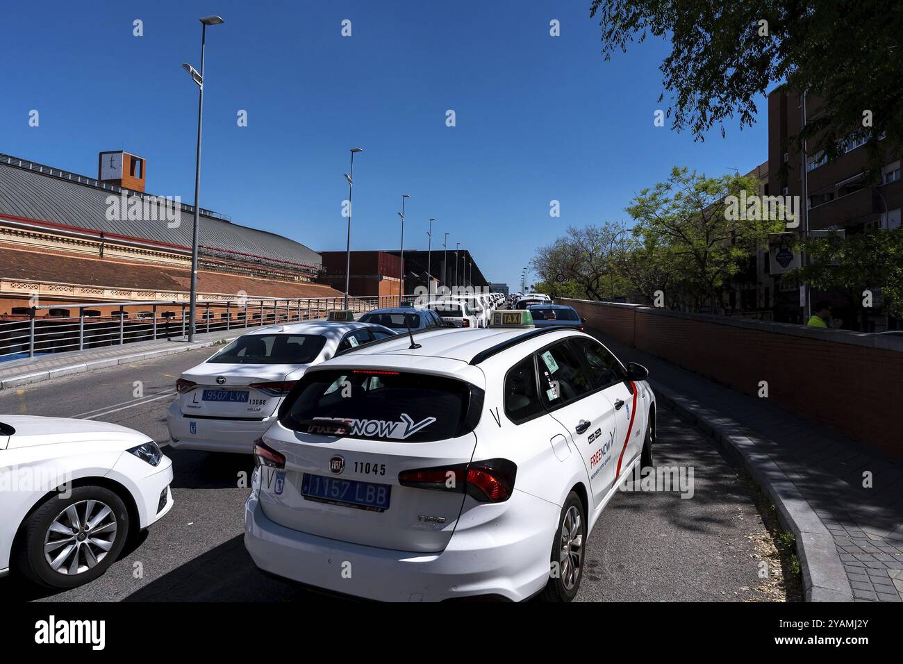 Alla Puerta de Atocha dell'Almudena Madrid? La stazione di Almudena Grandes, i pendolari attendono i treni in mezzo alla folla, immersi nel vibrante ritmo urbano Foto Stock