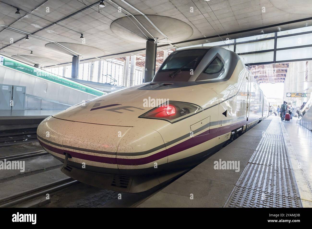 Il treno ad alta velocità arriva a Madrid Atocha, hub per i treni pendolari e regionali, nonché servizi AVE in tutta la Spagna Foto Stock