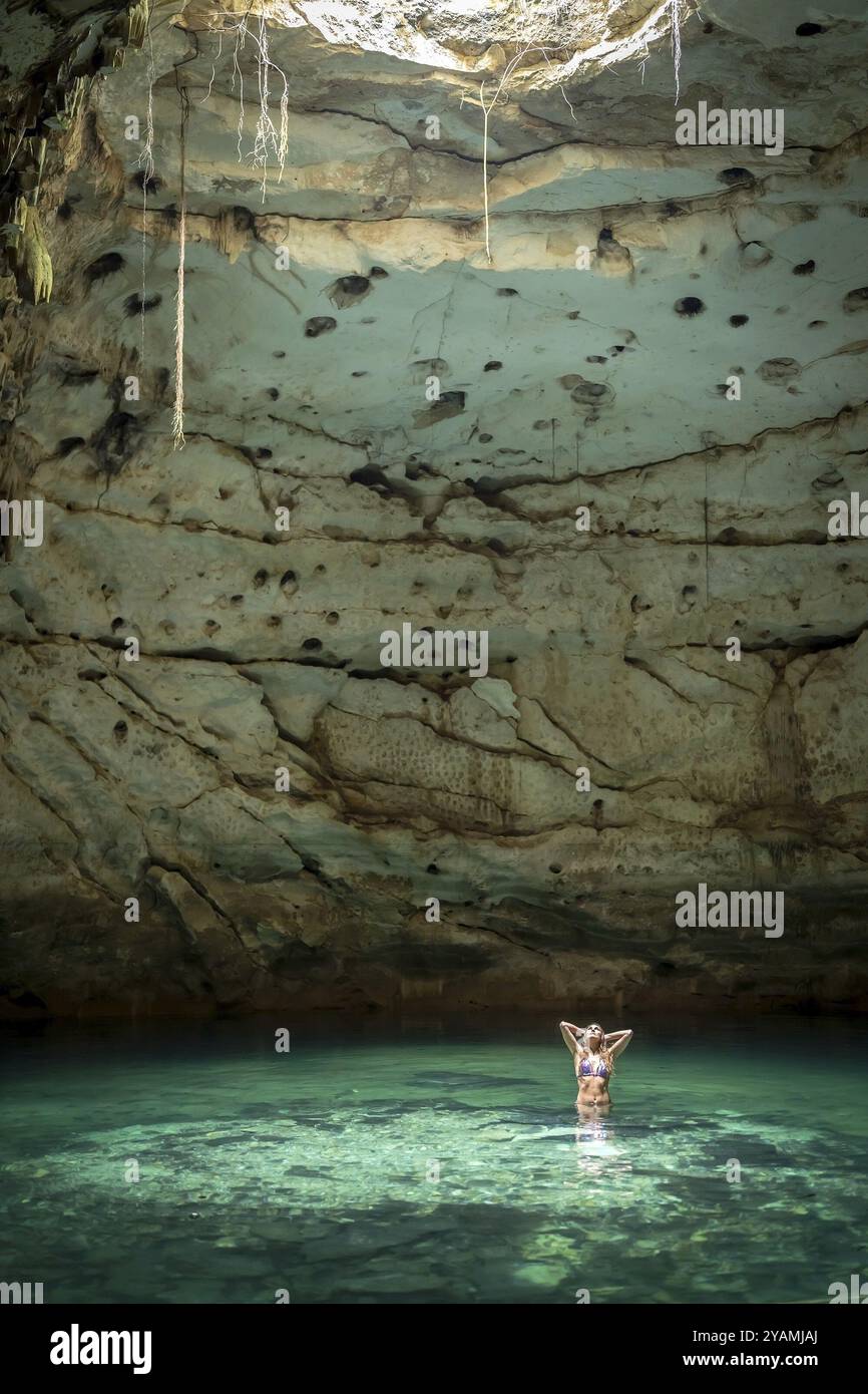Le splendide acque dei cenote di Hool Kosom, Yucatan, Messico, America centrale Foto Stock