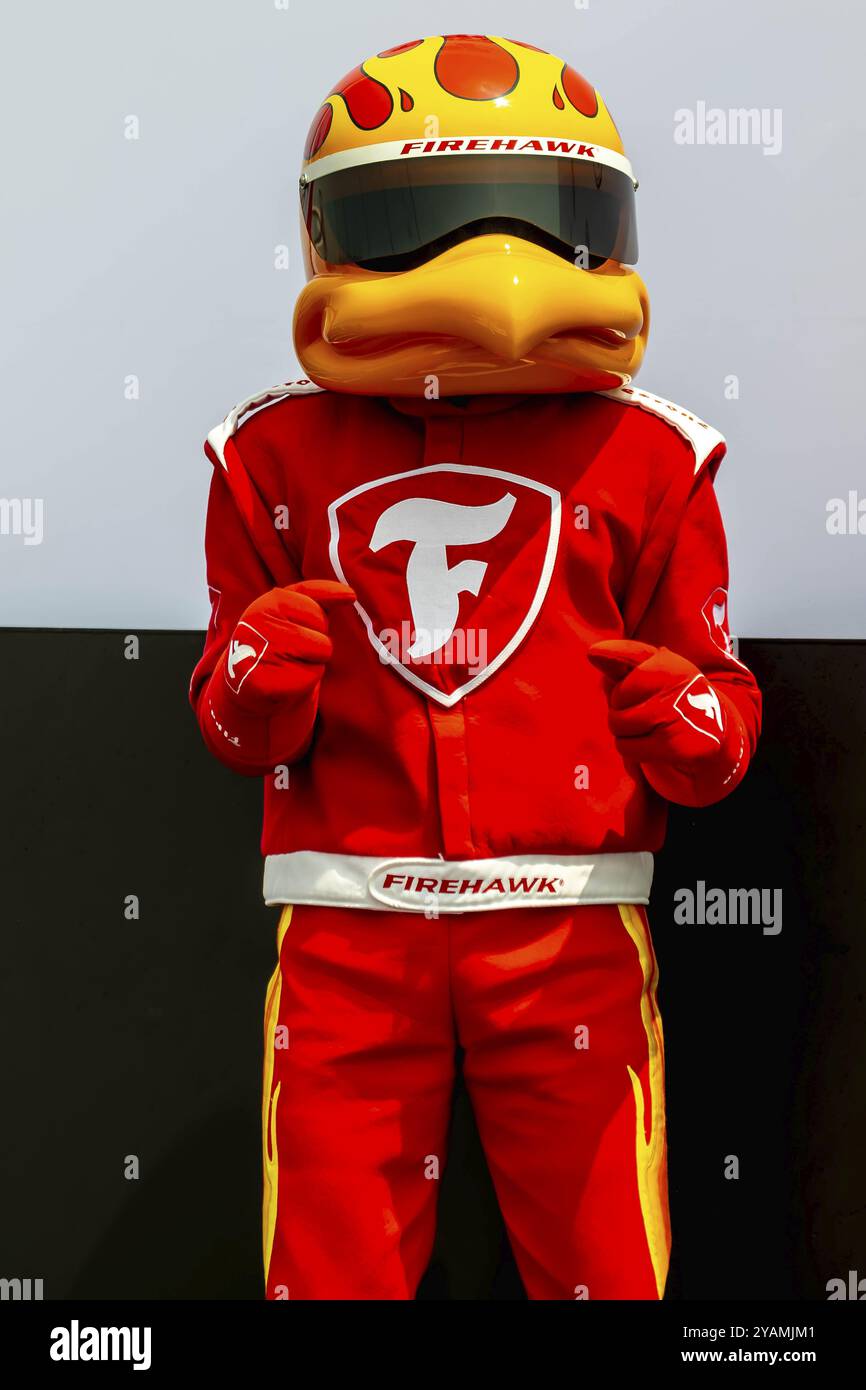 La mascotte di Firestone, Firehawk, posa per la macchina fotografica mentre l'Iowa Speedway ospita la serie INDYCAR per l'Hy-Vee INDYCAR Race Weekend a Newton, Iowa Foto Stock