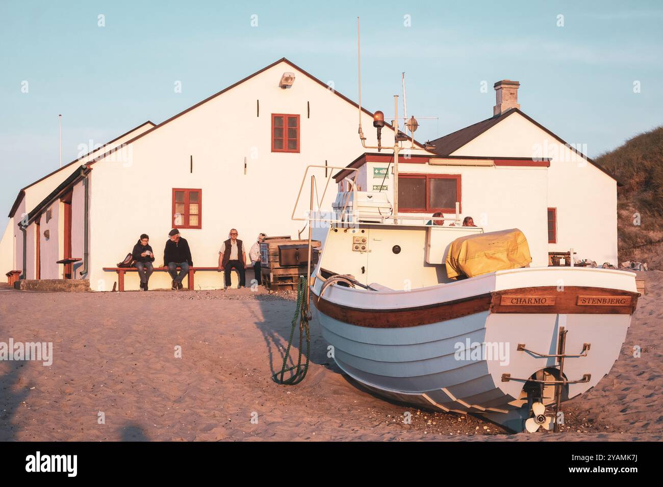 Turisti che si godono una spiaggia poco affollata a Stenbjerg Landingsplads, Thy National Park, Jutland rurale, Danimarca, in estate Foto Stock