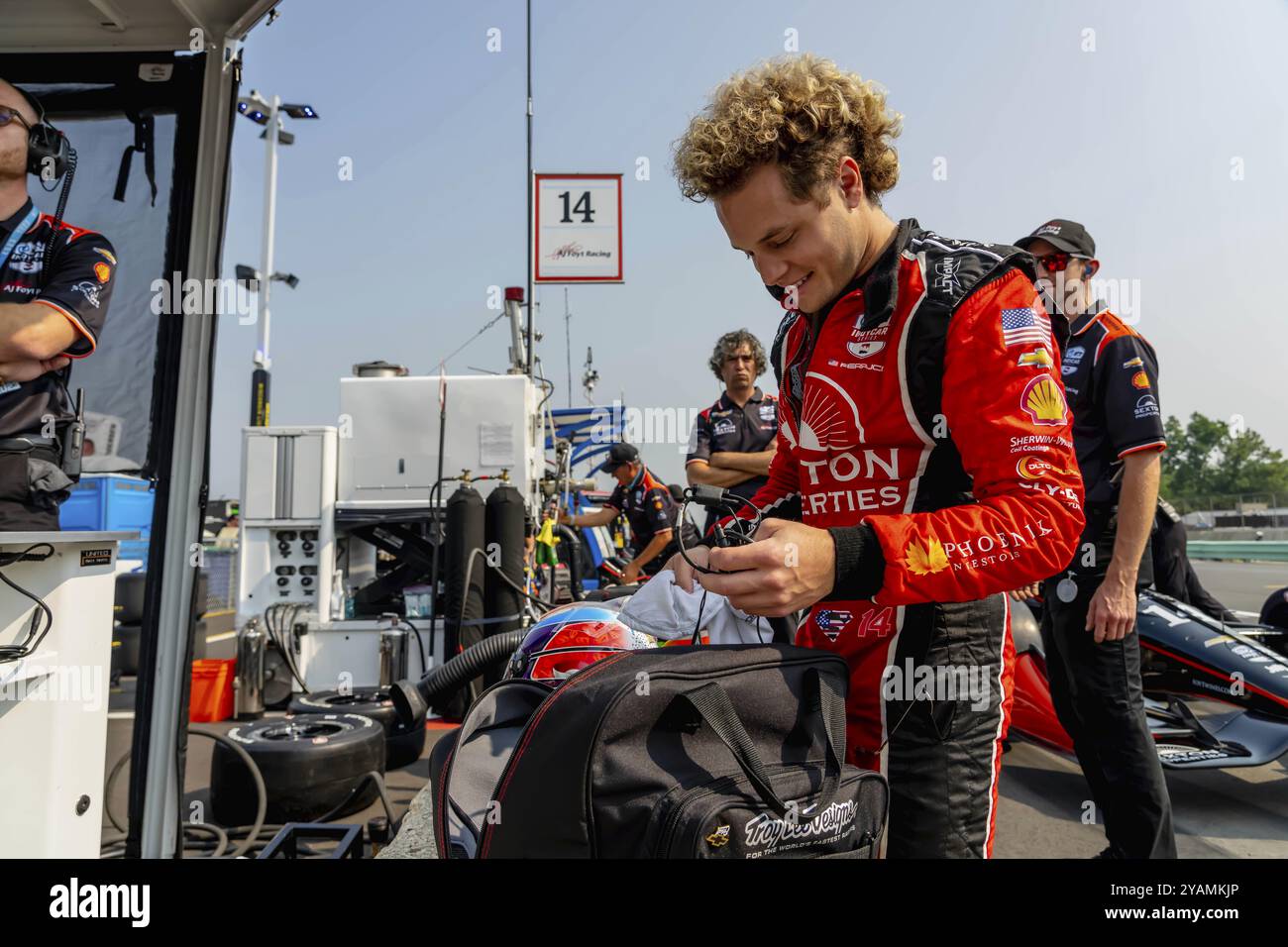 Il pilota della INDYCAR Series, SANTINO FERRUCCI (14) di Woodbury, Connecticut, si qualifica per il Sonsio Grand Prix di Road America a Elkhart Lake, WI, USA, N Foto Stock