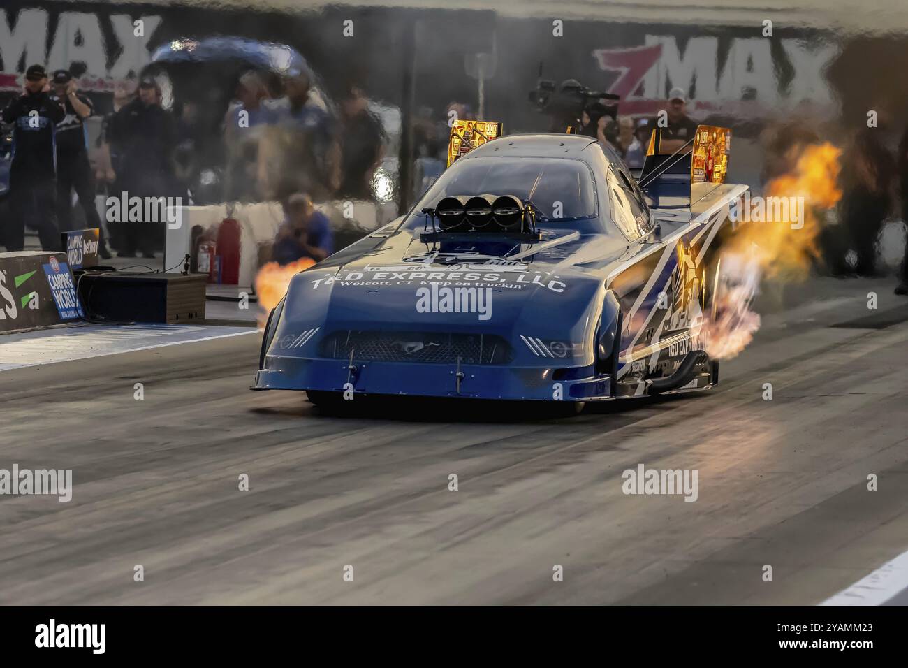 22 settembre 2023-Concord, NC: Il pilota della NHRA Funny Car Series, Terry Haddock, corre lungo la corsia durante una sessione di qualificazione per il Betway Carolina National Foto Stock