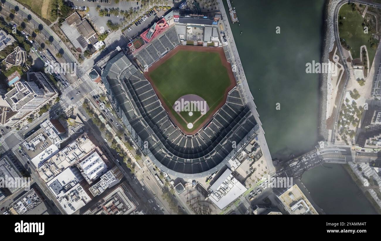 I San Francisco Giants onorano Willie Mays, scomparso di recente, con un tributo al centerfield Jumbotron di Oracle Park. Vista aerea capt Foto Stock
