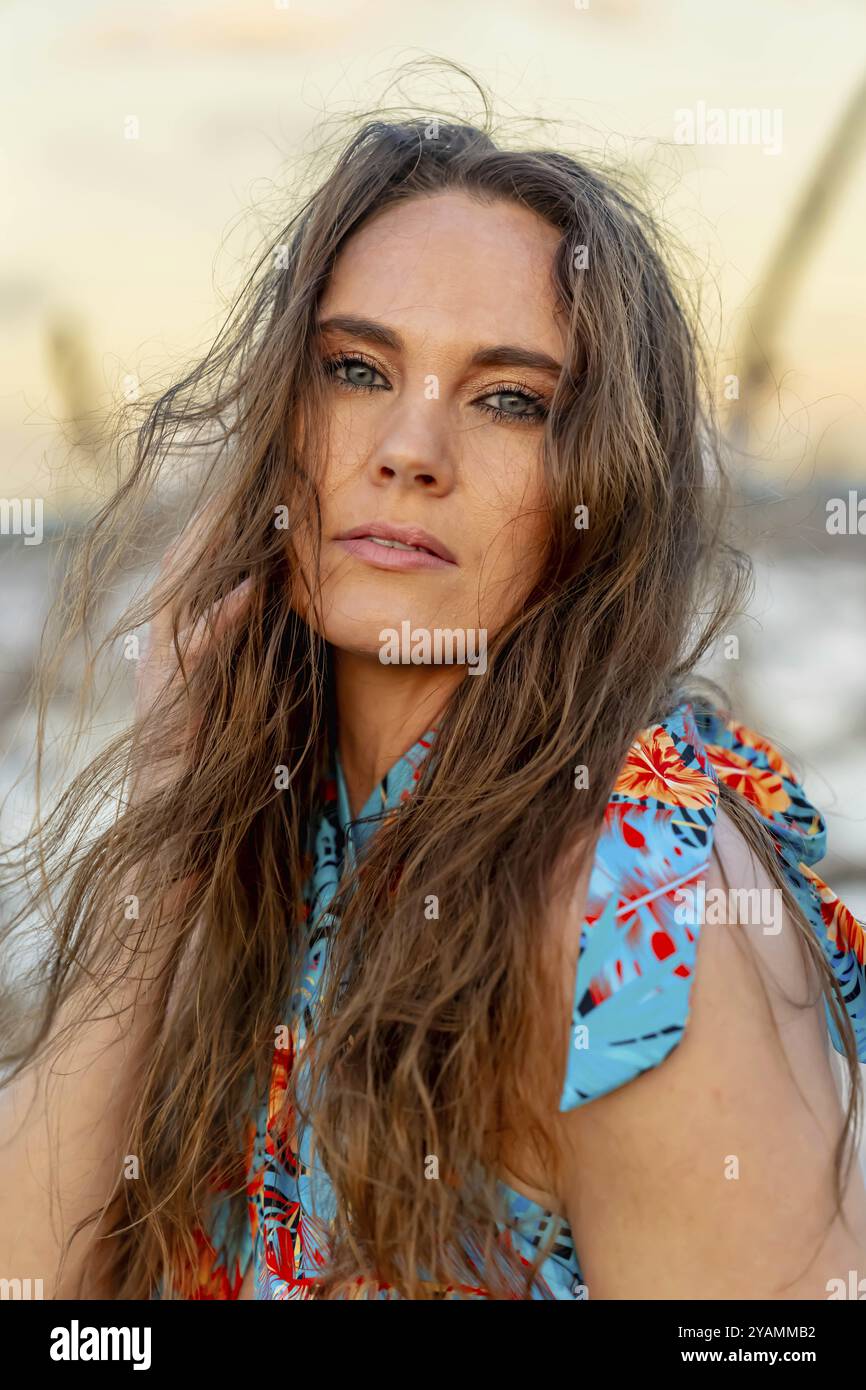 Nei vivaci tropici messicani, una donna stupenda si mette in posa in mezzo a una lussureggiante vegetazione mentre il sole dello Yucatan tramonta, gettando il suo bagliore dorato sulla canv della natura Foto Stock