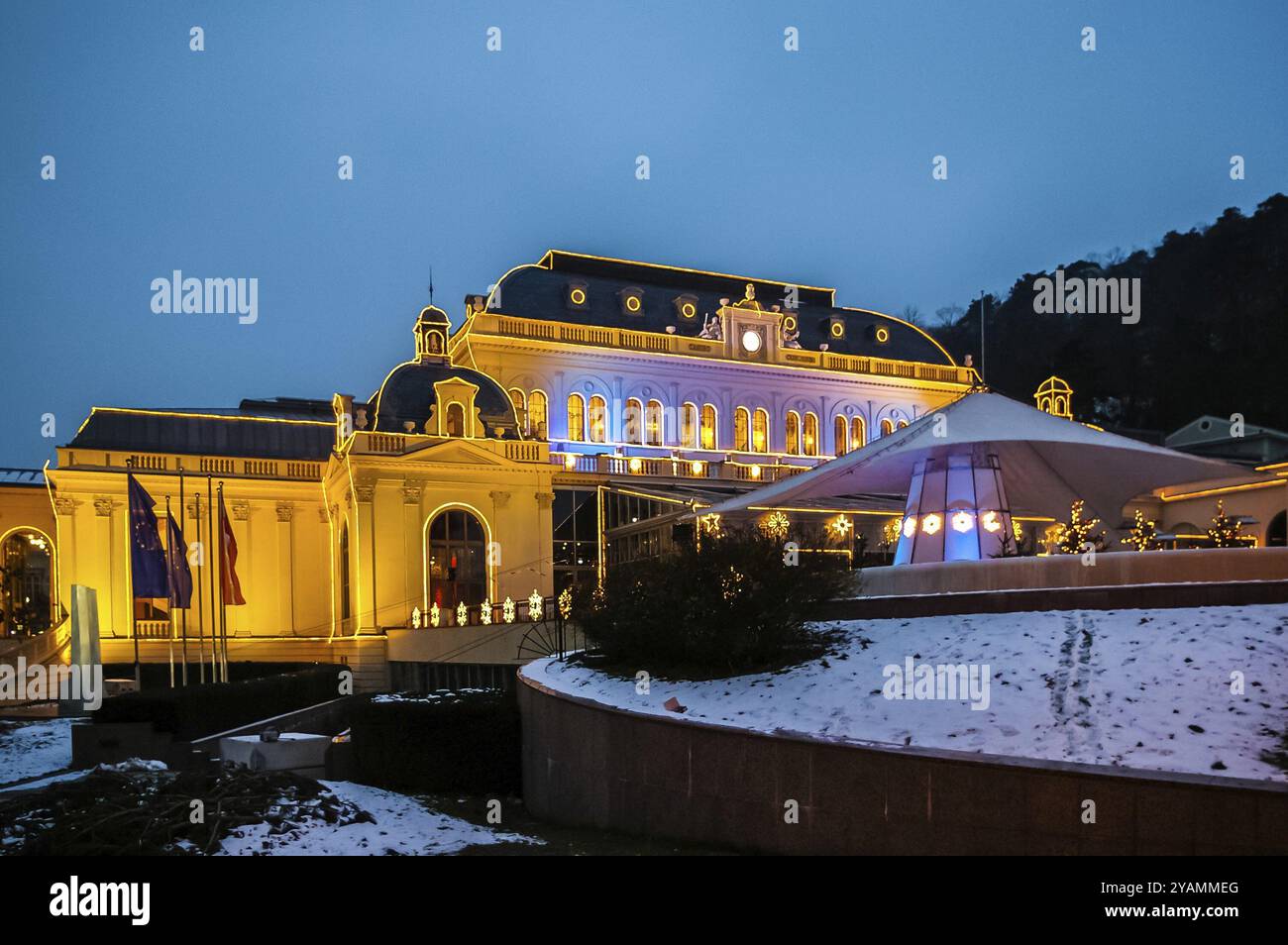 Vista notturna sul casinò in inverno a Baden bei Wien, Austria. È uno dei casinò più grandi d'Europa. Aperto nel 1934 Foto Stock