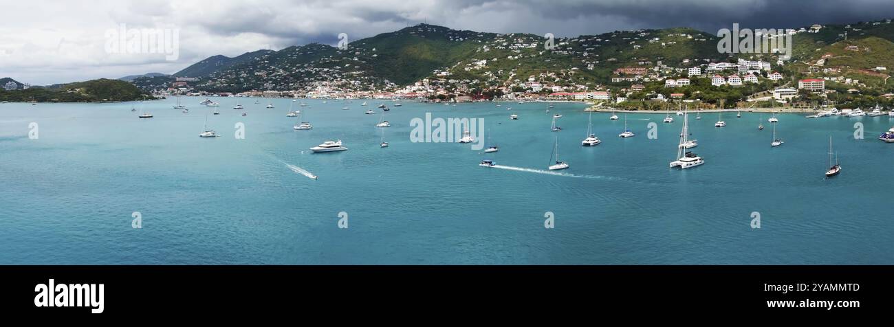 Porto di St. Thomas: Animato da piccole barche e turisti, una pittoresca scena si svolge nelle Isole Vergini americane, invitando a esplorare questo fascino Foto Stock