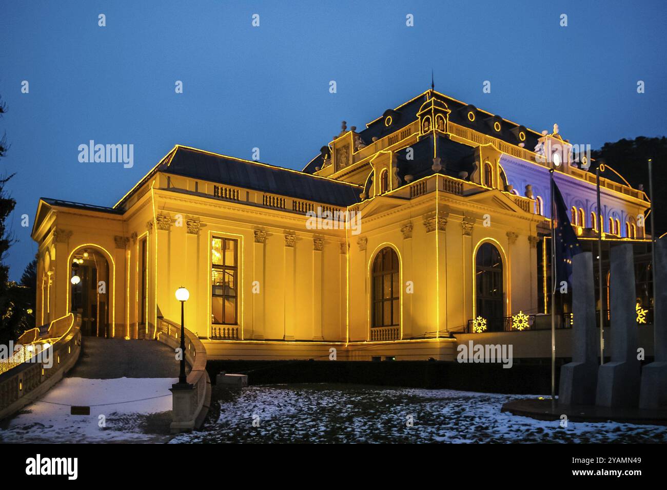 BADEN BEI WIEN, AUSTRIA, 5 GENNAIO: Vista notturna sul casinò il 5 gennaio 2008 a Baden bei Wien, Austria. È uno dei casinò più grandi d'Europa. Foto Stock