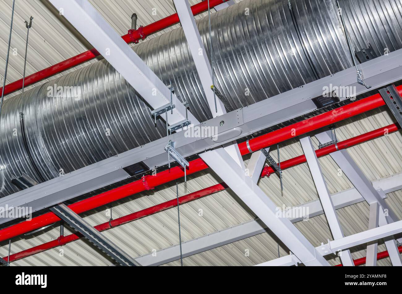 Tubi e altri servizi di ingegneria in edificio industriale Foto Stock