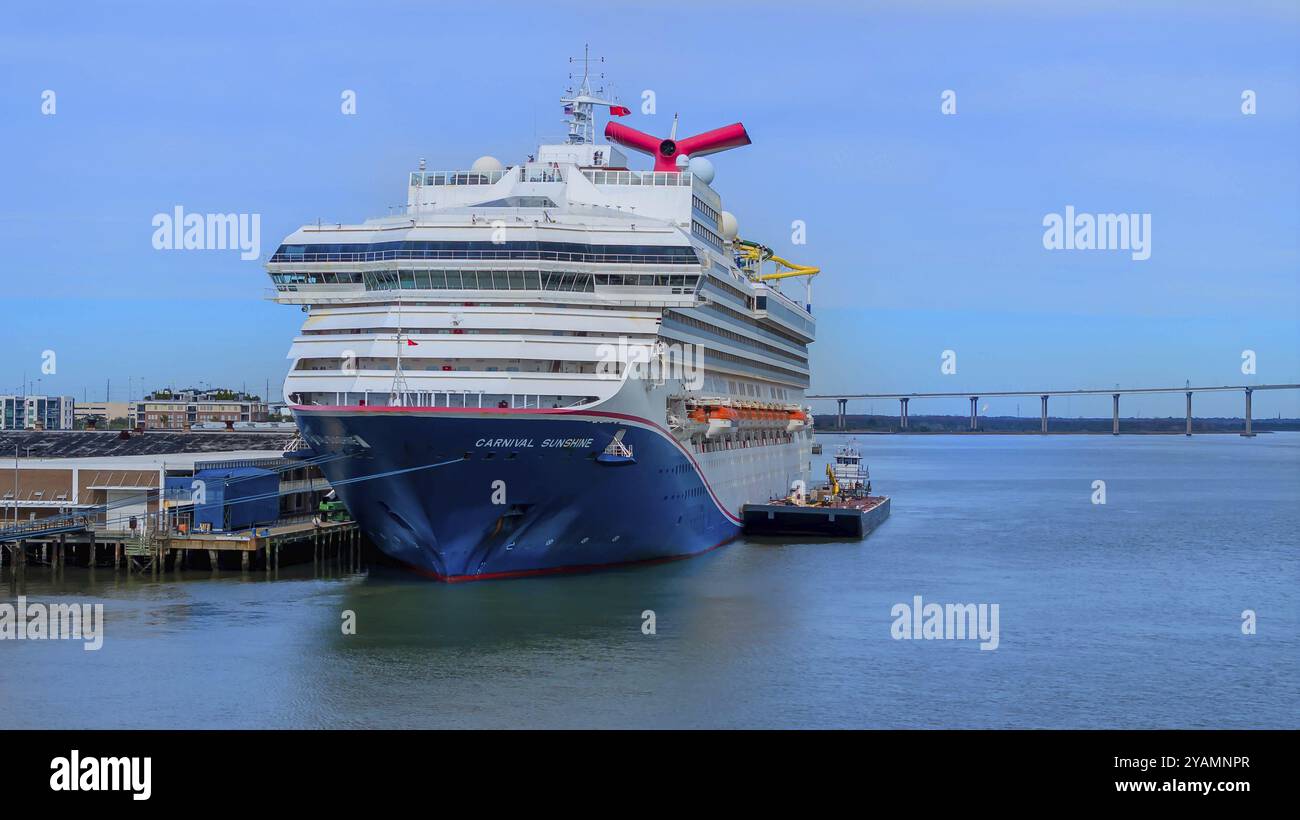 Carnival Sunshine, di ritorno da una crociera dei Caraibi di 5 giorni, abbellisce Charleston Harbor, SC, un vibrante simbolo di avventura marittima e svago Foto Stock