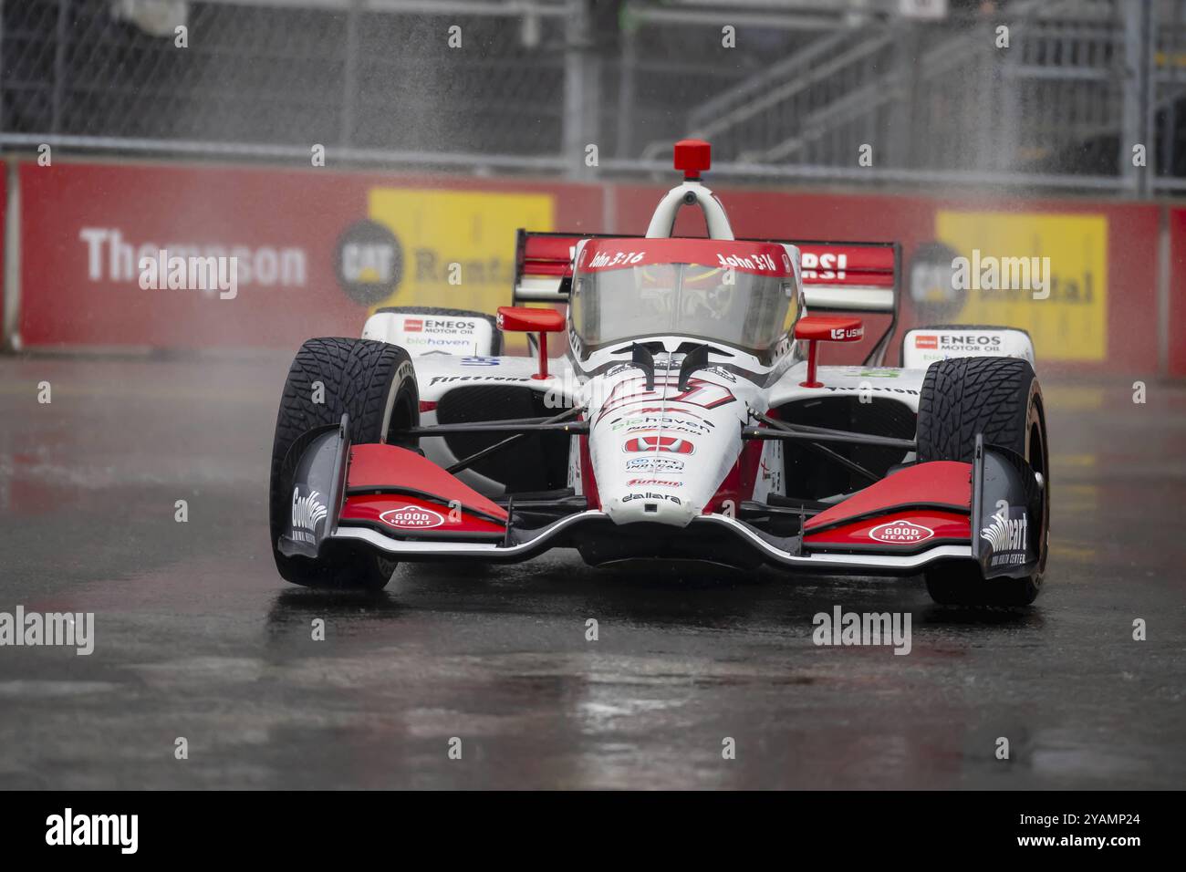 Il pilota della INDYCAR Series, STING RAY ROBB (R) (51) di Payette, Idaho, viaggia attraverso le curve durante una sessione di prove bagnate e pericolose per la Big ma Foto Stock