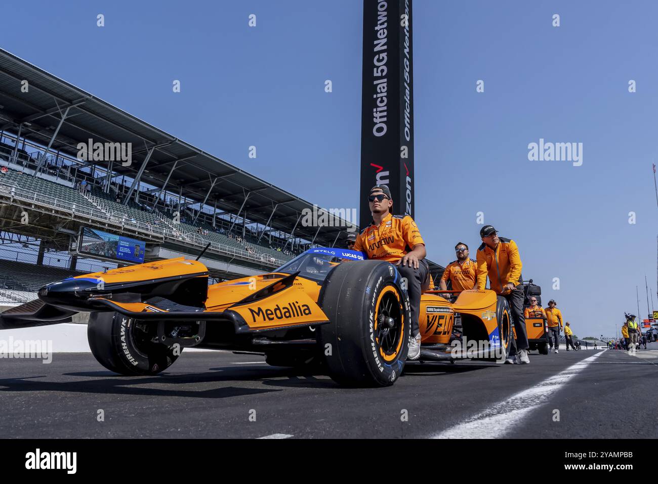 Il pilota di INDYCAR, ALEXANDER ROSSI (7) di Nevada City, California e il suo team Arrow McLaren Chevrolet, si preparano a qualificarsi per la 500 di Indianapolis Foto Stock