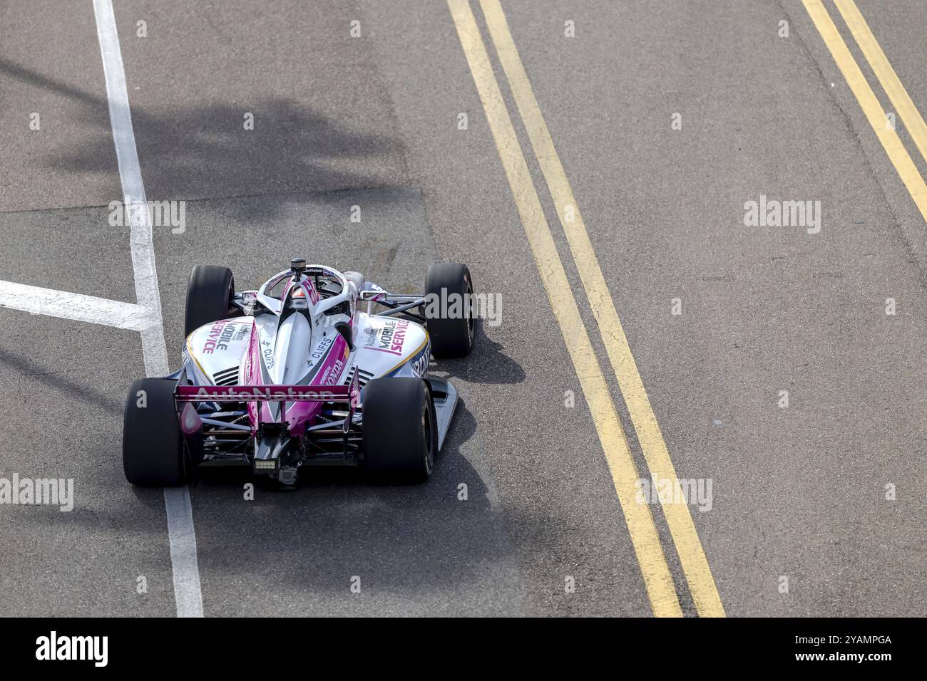 Il pilota della INDYCAR Series, Felix Rosenqvist (60) di Cambridge, Inghilterra, viaggia attraverso le curve durante una sessione di prove per il Gran Premio di Firestone Foto Stock