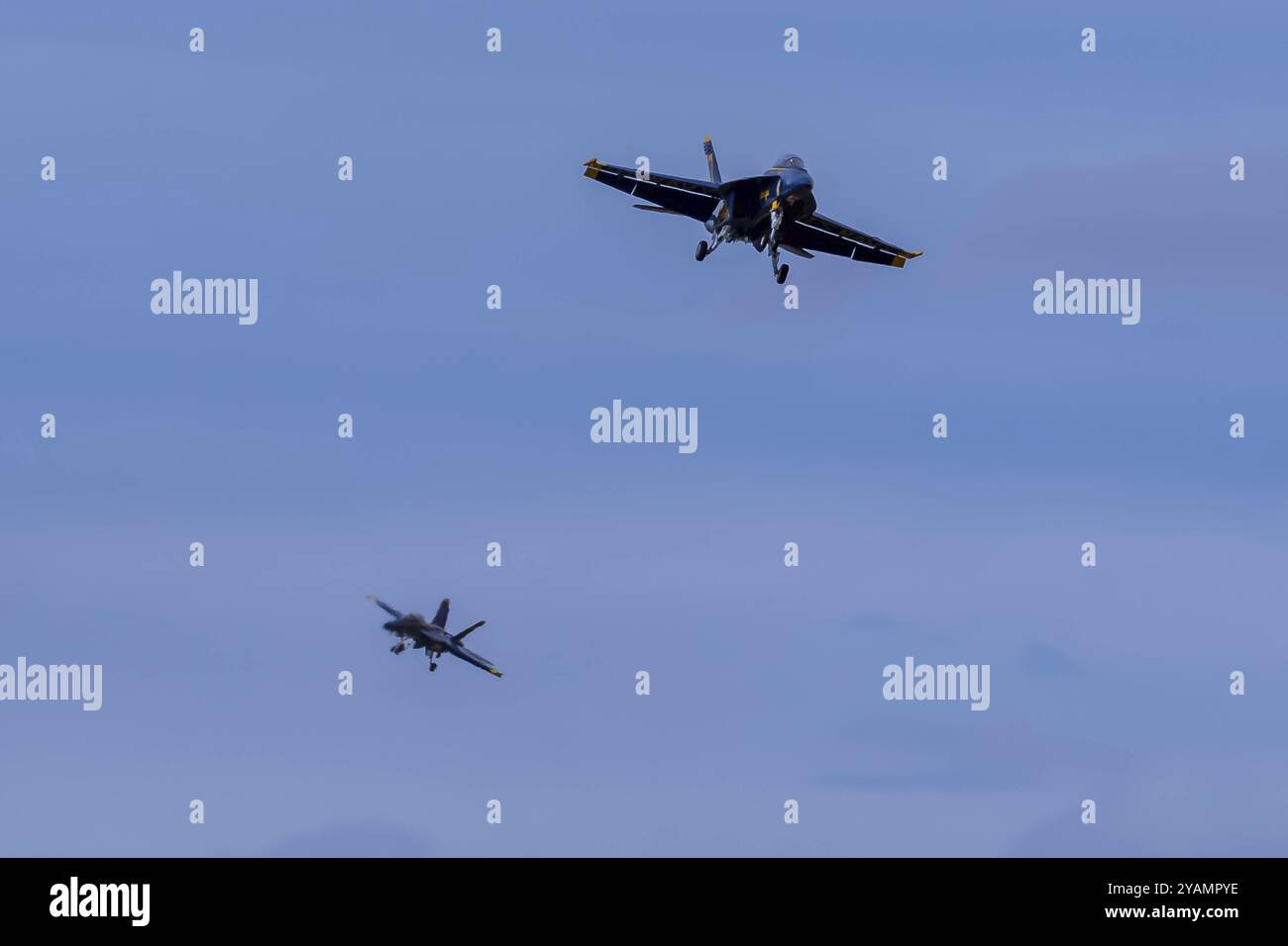 I Blue Angels della Marina americana hanno una precisione nel deserto della California, praticando un'intricata formazione volando al Naval Air Field El Centro per la upco Foto Stock