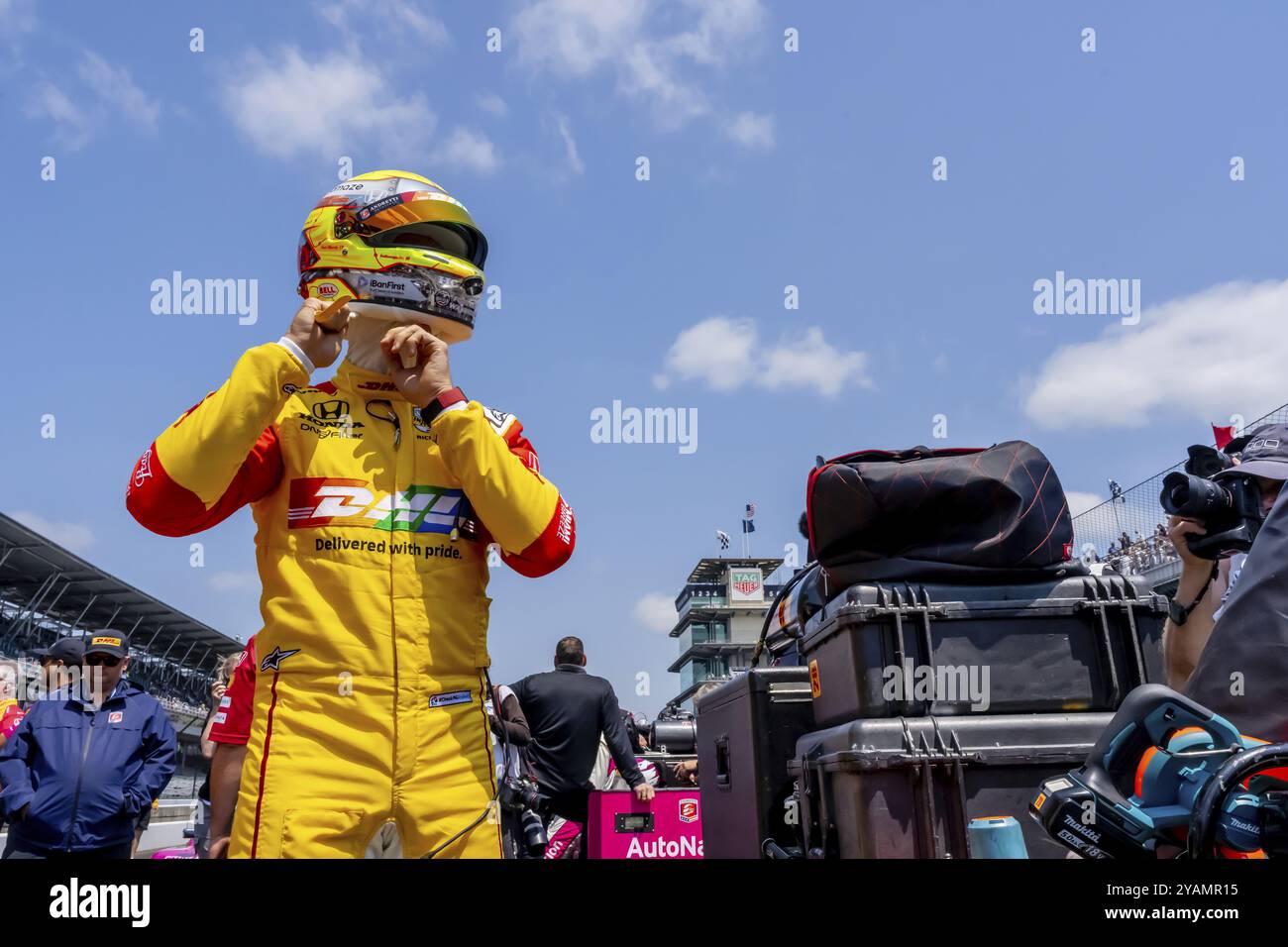 Il pilota INDYCAR, ROMAIN GROSJEAN (28) di Ginevra, Svizzera e il suo team Andretti Autosport Honda, si preparano a qualificarsi per la 500 miglia di Indianapolis presso il Foto Stock