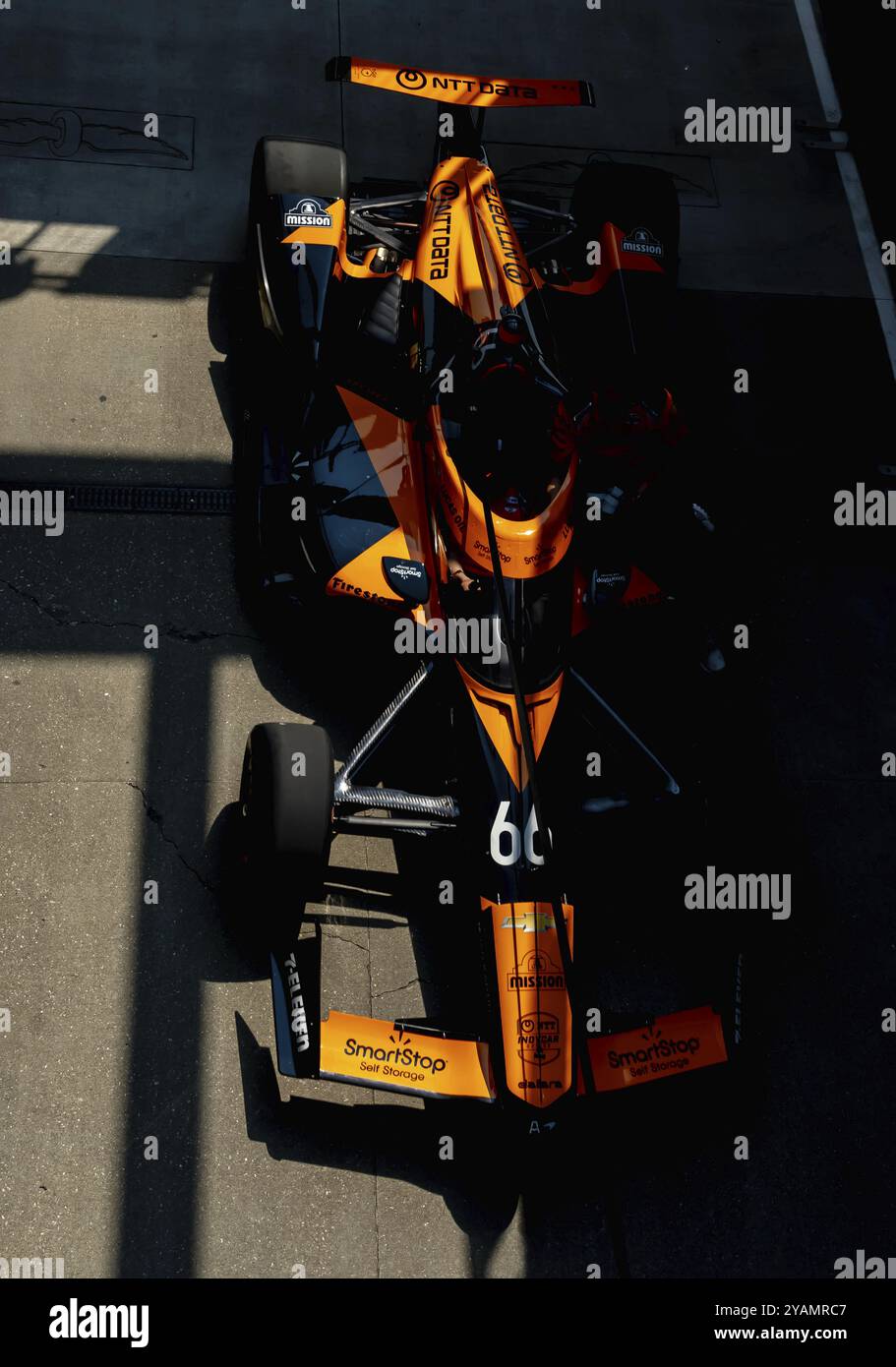 L'equipaggio della Arrow McLaren Chevrolet lanciò la sua auto da corsa su pit Road prima di una prova per l'Indianapolis 500 all'Indianapolis Motor Speedway di Foto Stock
