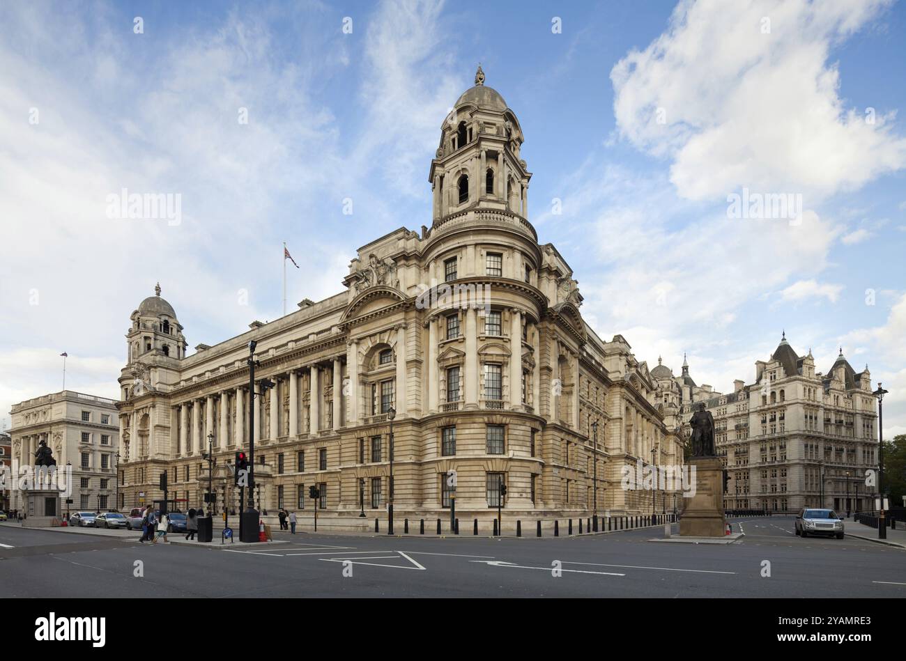 Old War Office Building, visto da Whitehall, l'ex sede del War Office, Londra, Regno Unito. Foto in città con obiettivo inclinabile che mantiene verti Foto Stock