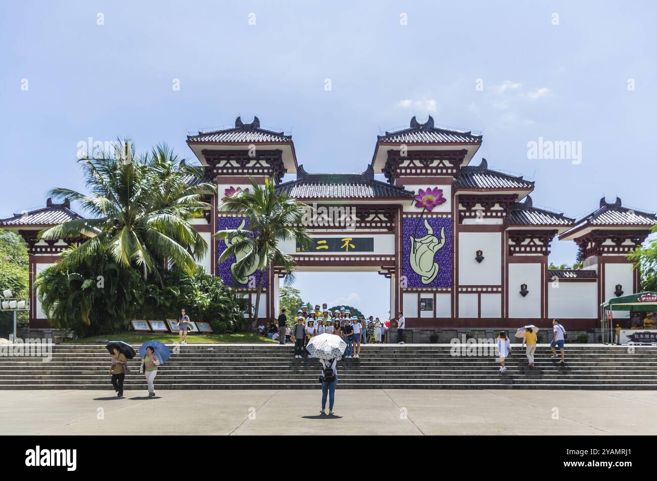 SANYA, HAINAN, CINA, 10 OTTOBRE: Porta d'ingresso principale nel centro buddista di Nanshan il 10 ottobre 2019 a Sanya, Hainan, Cina, Asia Foto Stock