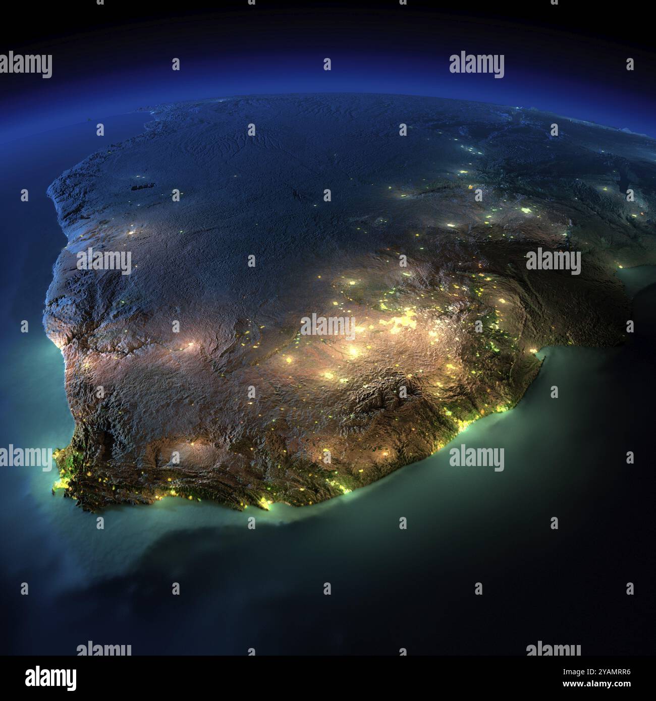 Terra estremamente dettagliata, illuminata dalla luce della luna. Il bagliore delle città fa luce sui dettagli del terreno esagerato e sull'acqua traslucida dell'oceano Foto Stock