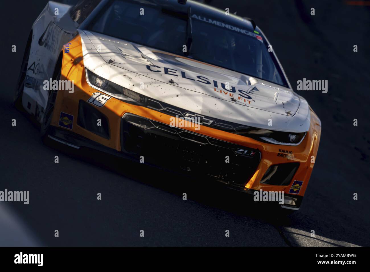 Il pilota della NASCAR Cup Series, AJ ALLMENDINGER (16), corre a turno durante la Bank of Amercia ROVAL 400 al Charlotte Motor Speedway di Concor Foto Stock