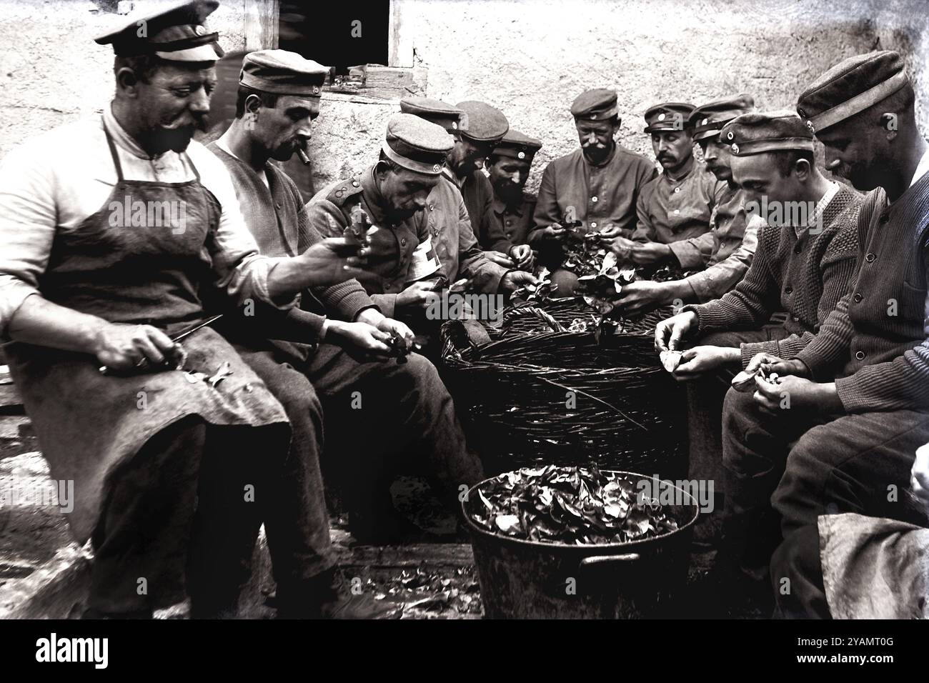 Soldati tedeschi in servizio in cucina. Prima guerra mondiale, Francia. Soldati tedeschi durante il servizio di cucina. Prima guerra mondiale, Francia, Europa Foto Stock