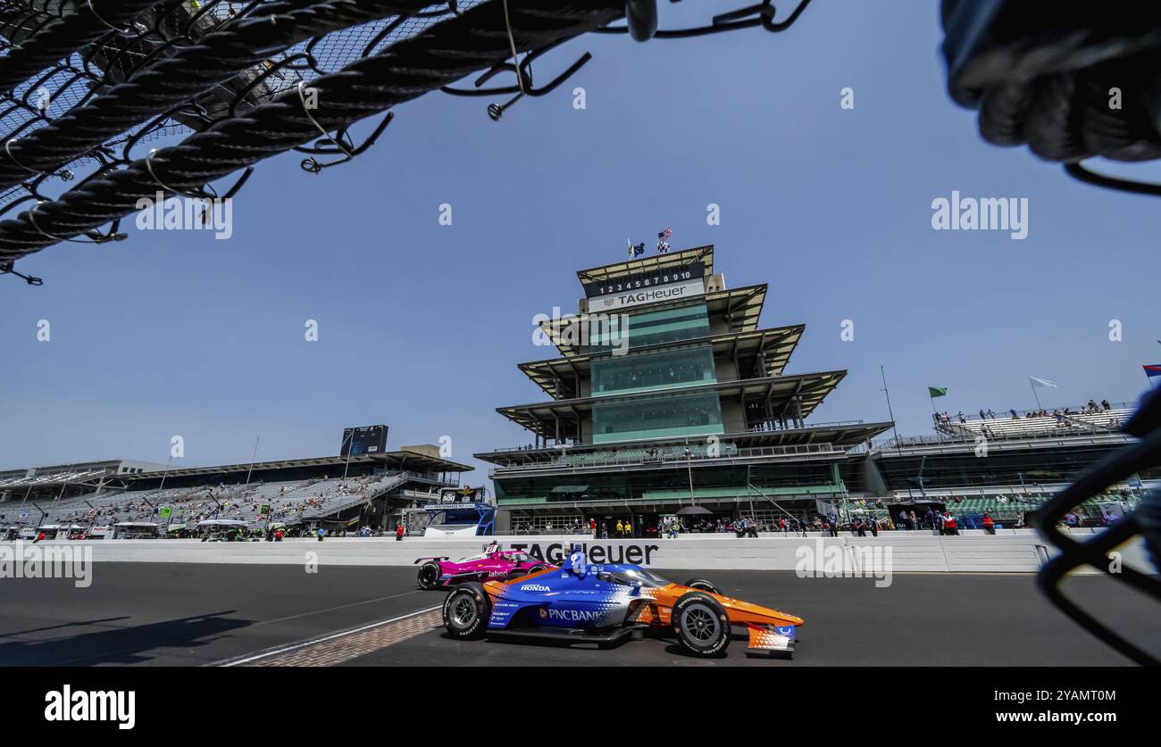 L'autista di INDYCAR, SCOTT DIXON (9) di Auckland, nuova Zelanda, attraversa il cortile dei mattoni durante una sessione di prove per gli Indianapols 500 all'Indianap Foto Stock