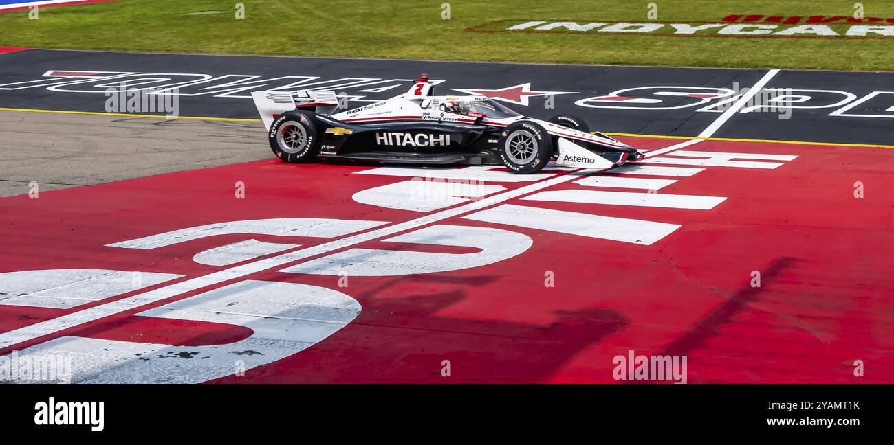 INDYCAR driver, JOSEF NEWGARDEN (2) di Nashville, Tennessee, attraversa il traguardo al termine della gara Hy-Vee INDYCAR Race Weekend presso l'Iowa SP Foto Stock