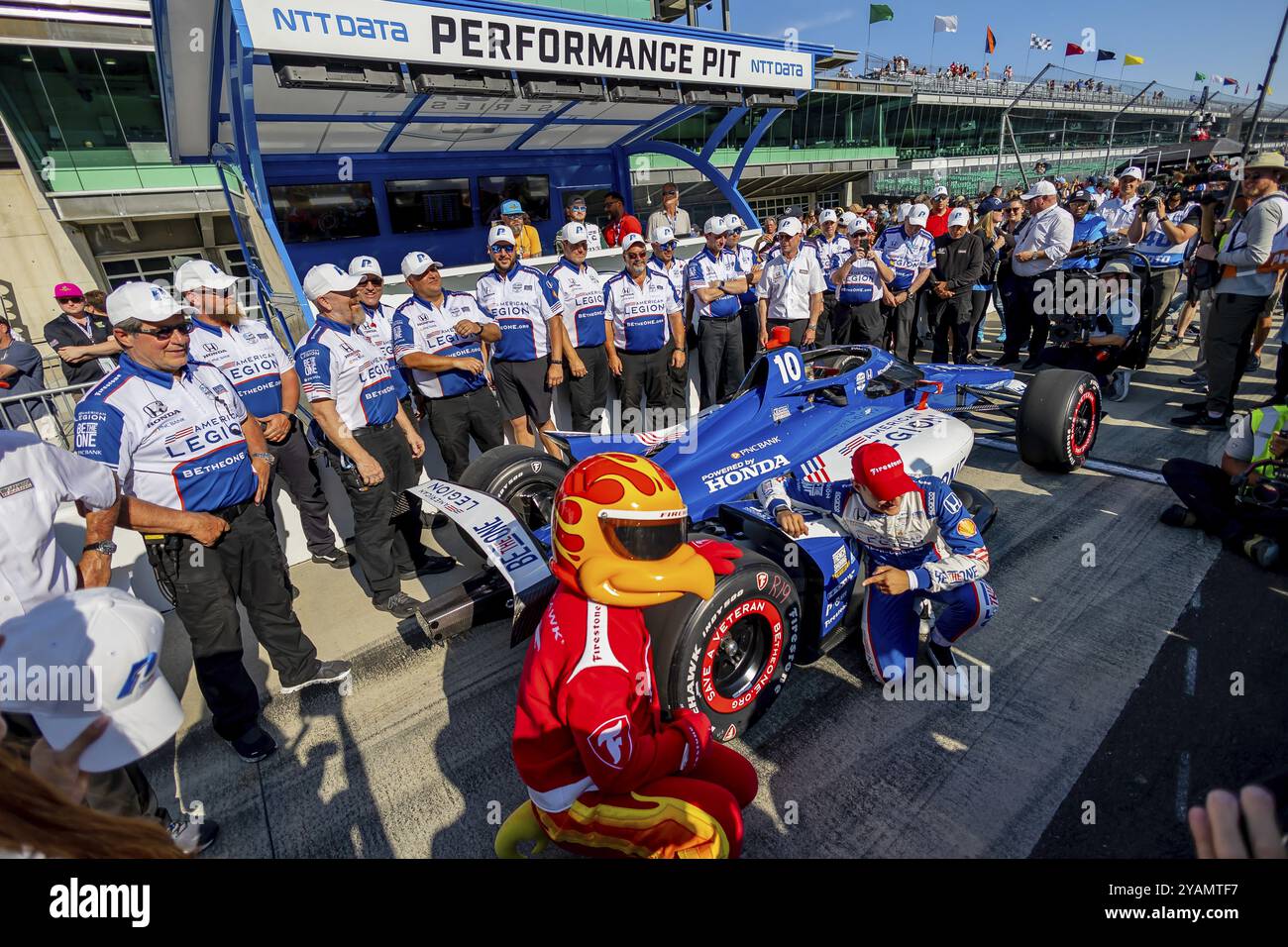 Il pilota di INDYCAR, ALEX PALOU (10) di Barcellona, Spagna, sorride mentre vince la pole Award per la Indianapolis 500 all'Indianapolis Motor Speedw Foto Stock