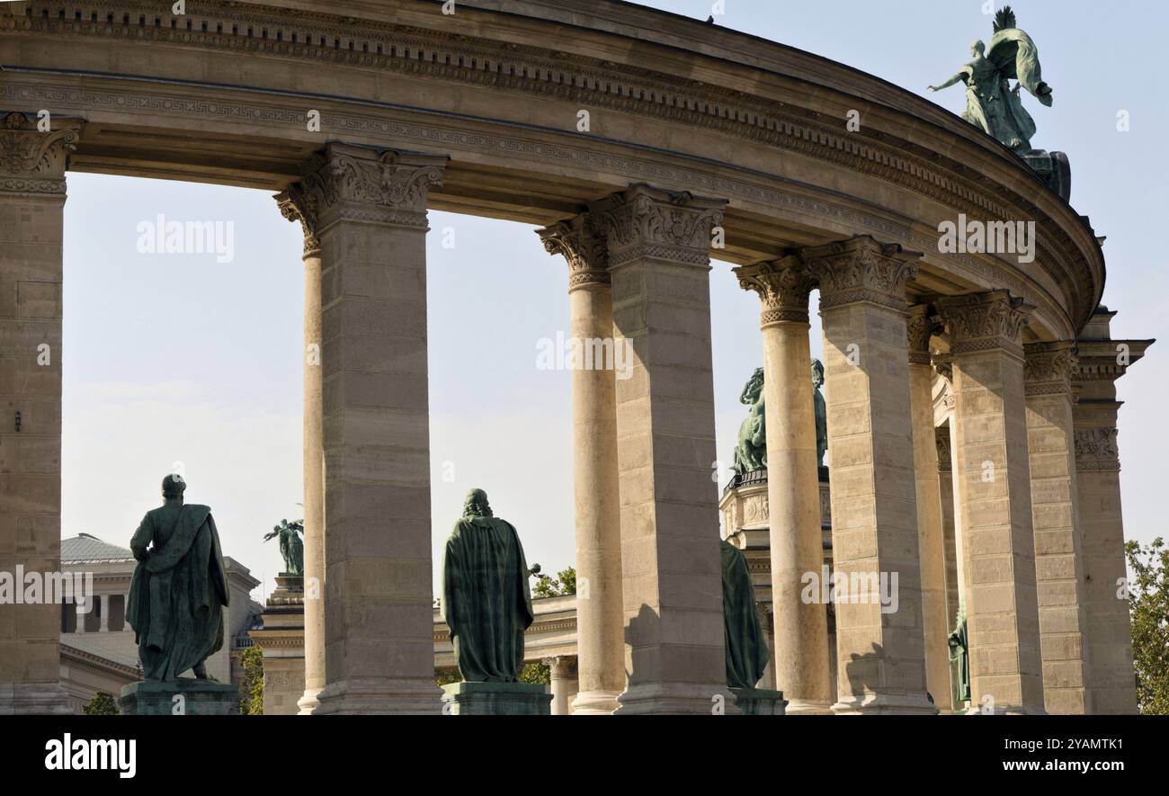 È una delle principali piazze di Budapest, in Ungheria, nota per il suo iconico complesso di statue con i sette capi dei Magiari e altri importan Foto Stock