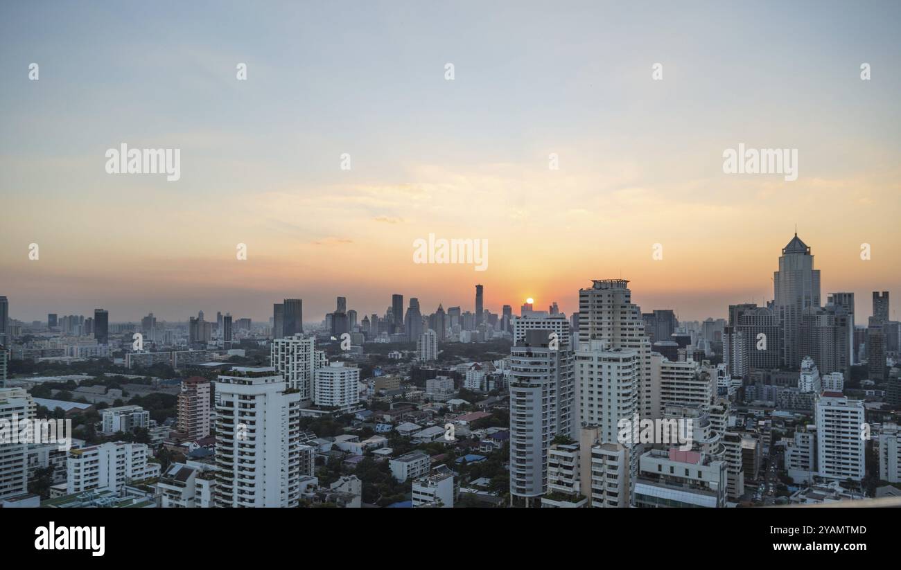 Lo skyline di Bangkok al panorama al tramonto Foto Stock