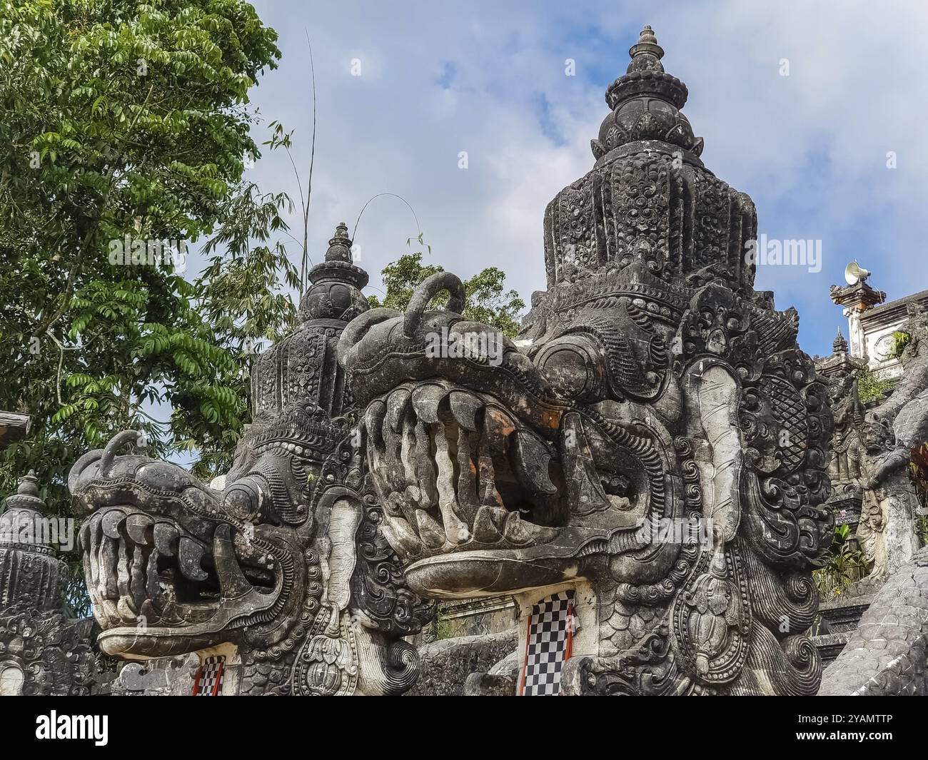 Vista ravvicinata della statua del drago nel tempio pura Lempuyang Luhur a Bali, Indonesia, Asia Foto Stock