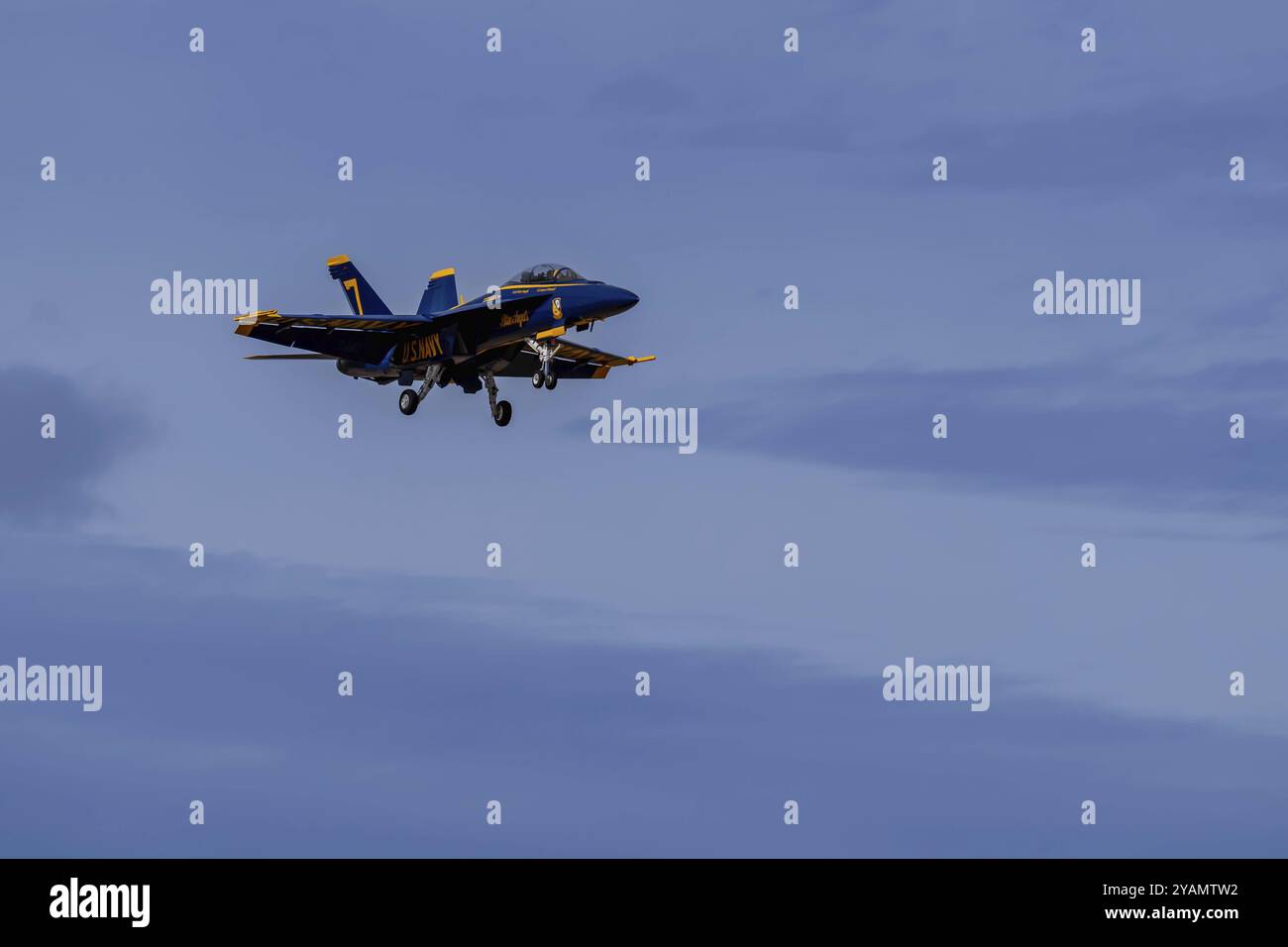 I Blue Angels della Marina americana hanno una precisione nel deserto della California, praticando un'intricata formazione volando al Naval Air Field El Centro per la upco Foto Stock