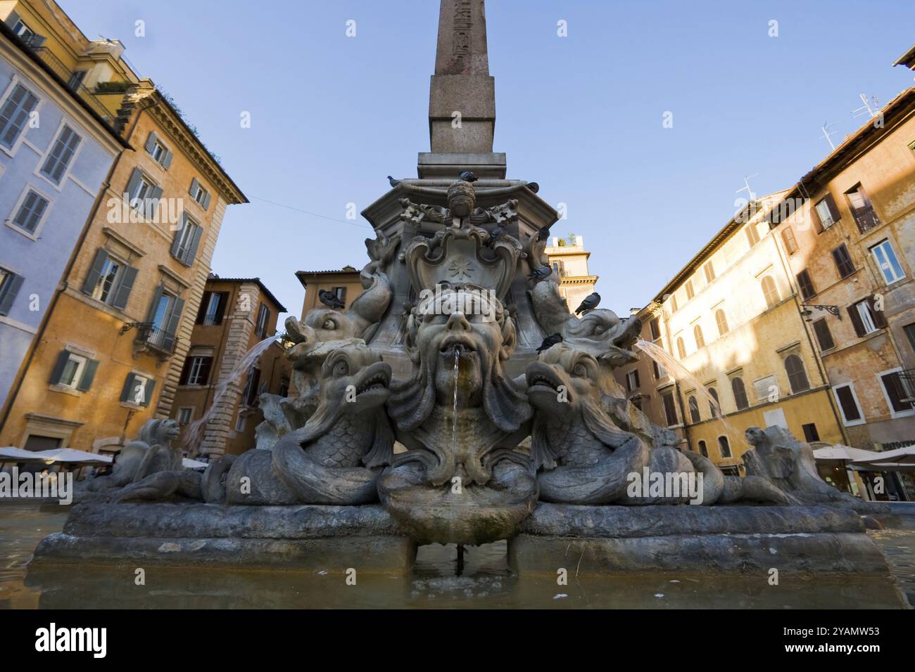 Fontana in Piazza della Rotonda a Roma, Italia. Inquadratura, obiettivo grandangolare fotografato Foto Stock