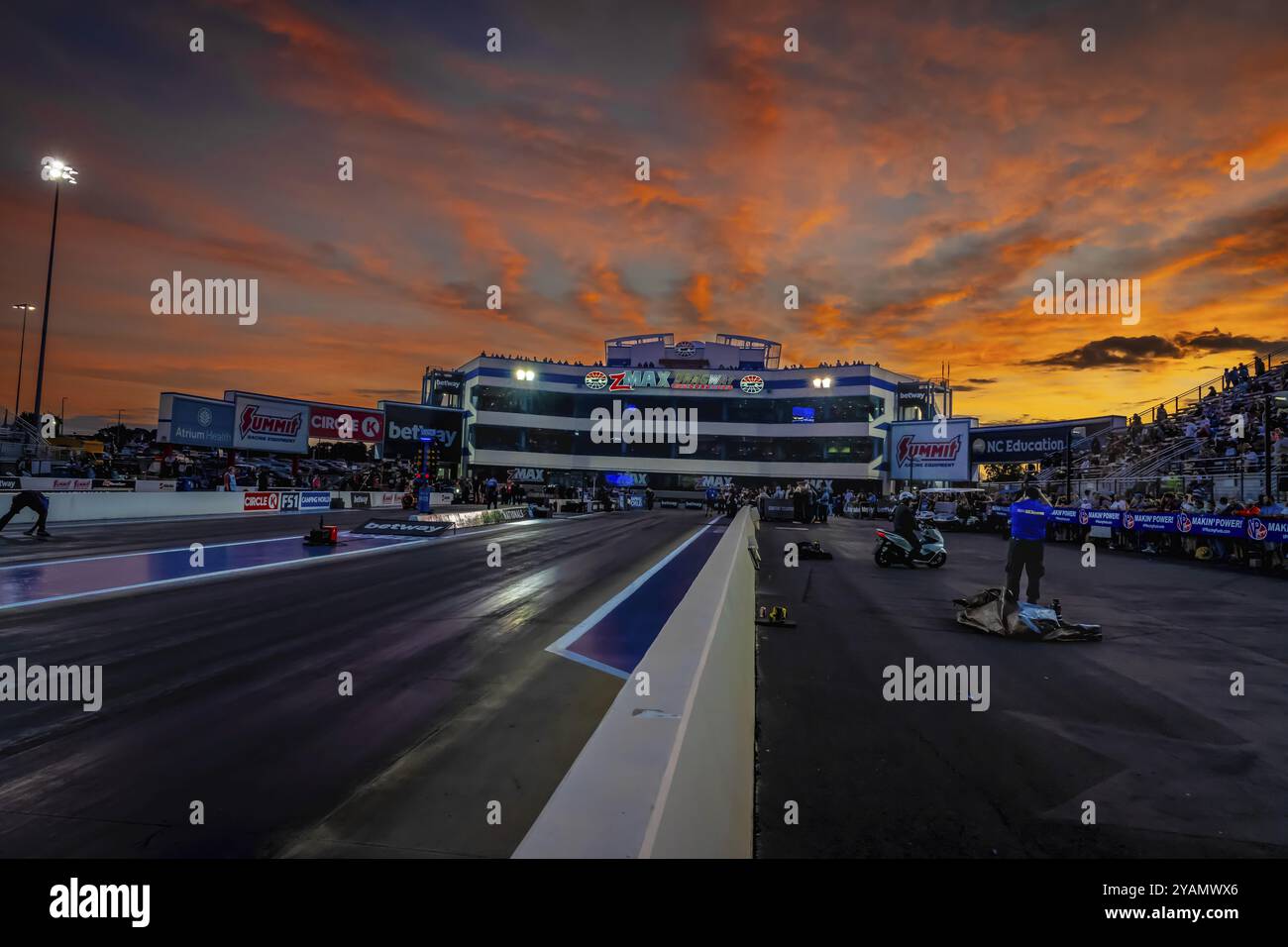 22 settembre 2023-Concord, NC: Il sole tramonta su ZMAX Dragway e ospita la NHRA Series per i Betway Carolina Nationals Foto Stock