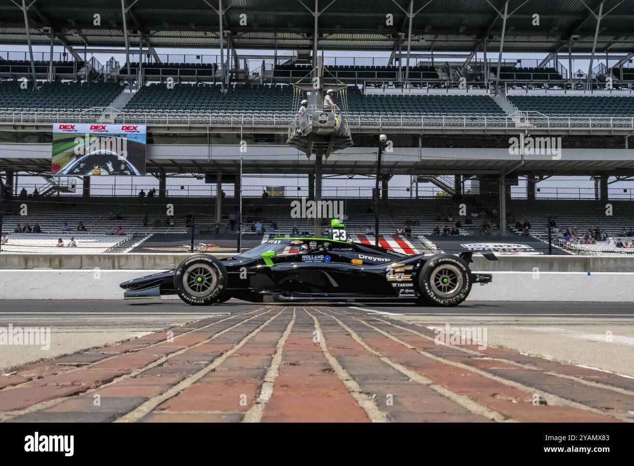 Il pilota di INDYCAR, RYAN HUNTER-REAY (23) di Fort Lauderdale, Florida, scende lungo la strada panoramica attraverso il cortile di mattoni durante una sessione di prove per l'Ind Foto Stock